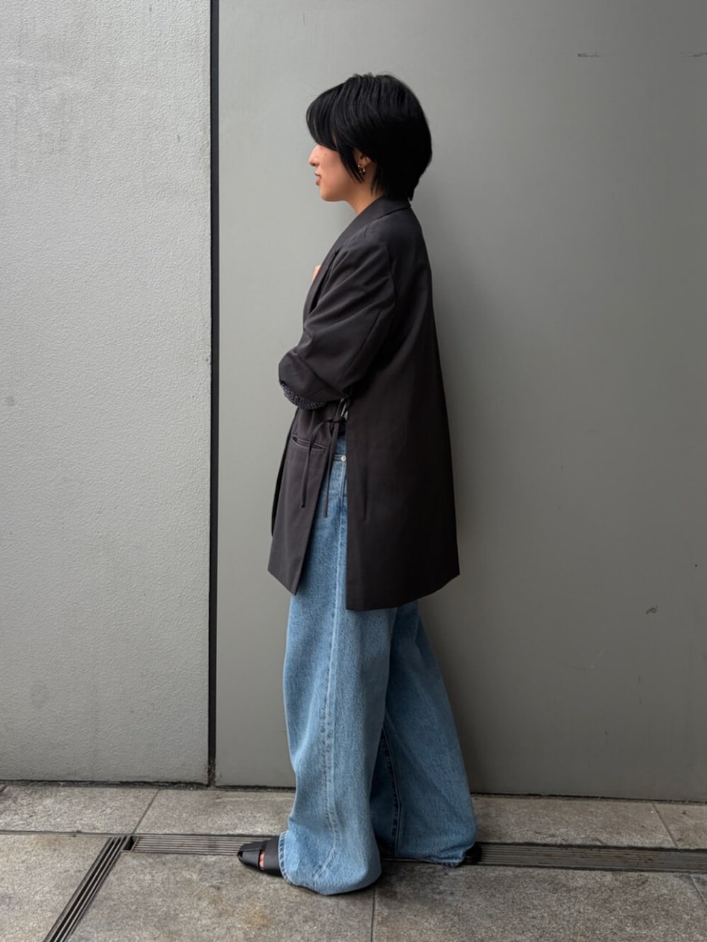 ブルー系のデニムパンツ、グレー系のテーラードジャケット、ホワイト系のTシャツ/カットソーを着用したレディースの夏コーディネートの2枚目の写真
