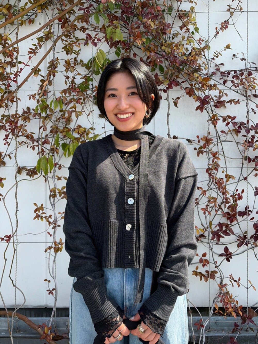 ブルー系のデニムパンツ、グレー系のカーディガン/ボレロを着用したレディースの春コーディネートの5枚目の写真