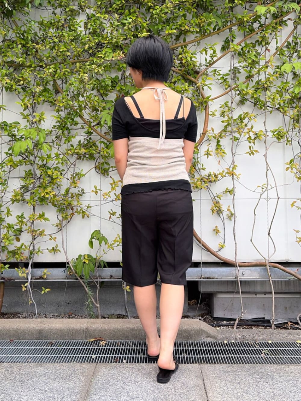 ブラック系のその他パンツ、ベージュ系のニット/セーター、ブラック系のTシャツ/カットソーを着用したレディースの夏コーディネートの3枚目の写真