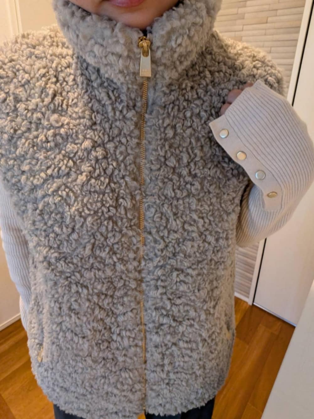 グレー系のその他アウター、グレー系のスラックス、ベージュ系のその他アウターを着用したレディースの冬コーディネートの3枚目の写真