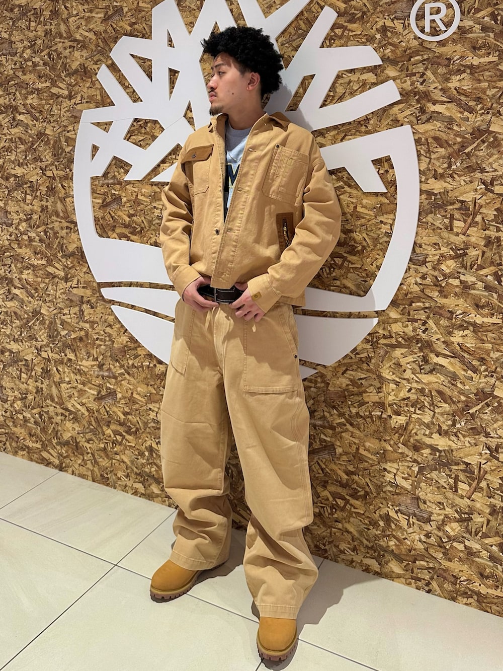 ベージュ系のブーツ、ベージュ系のその他パンツ、ブルー系のTシャツ/カットソーを着用したメンズの春コーディネートの2枚目の写真