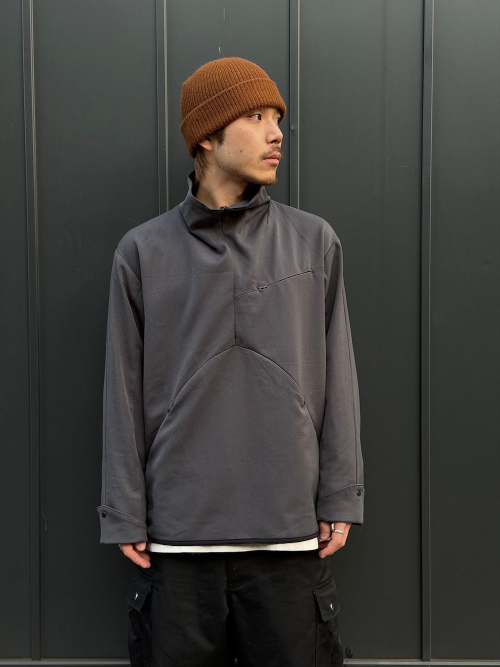 グレー系のTシャツ/カットソーを着用したメンズの冬コーディネートの2枚目の写真