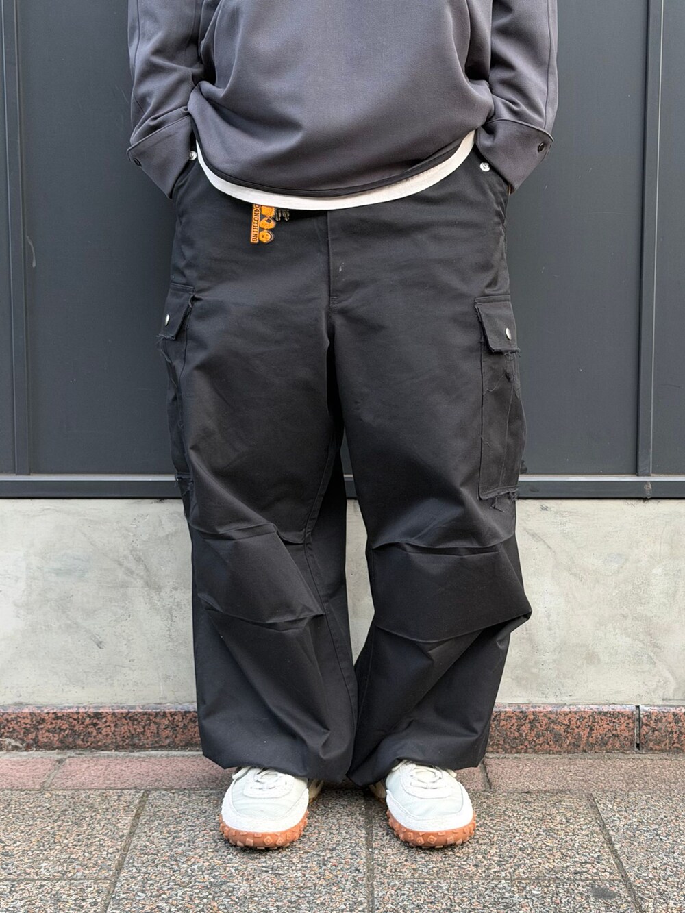 グレー系のTシャツ/カットソーを着用したメンズの冬コーディネートの3枚目の写真