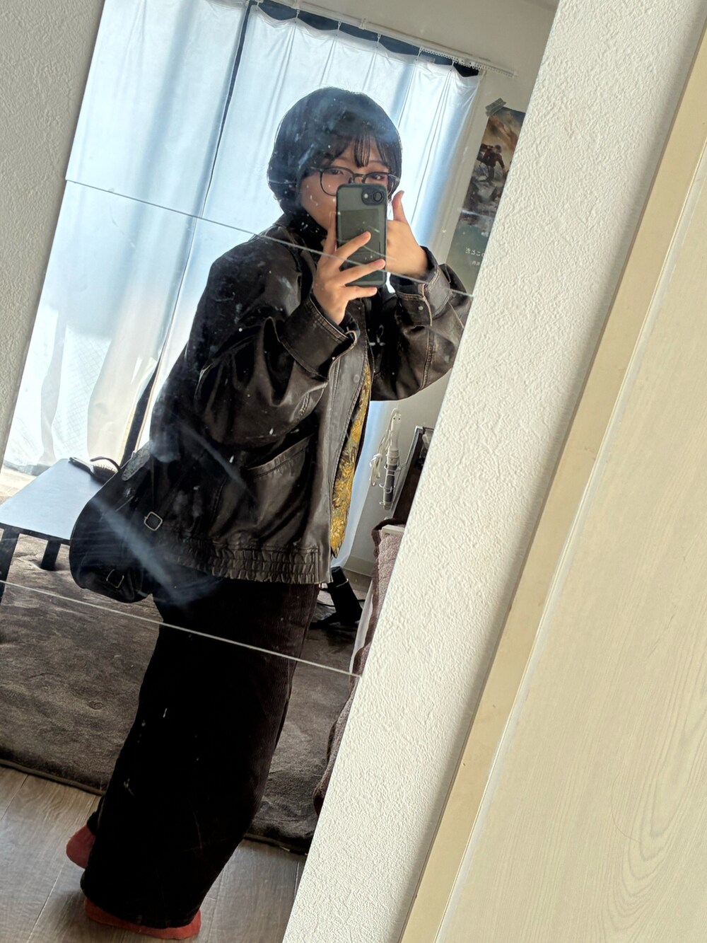 ブラウン系のパンツ、ブラウン系のショルダーバッグ、イエロー系のファッション雑貨を着用したレディースの秋コーディネートの2枚目の写真