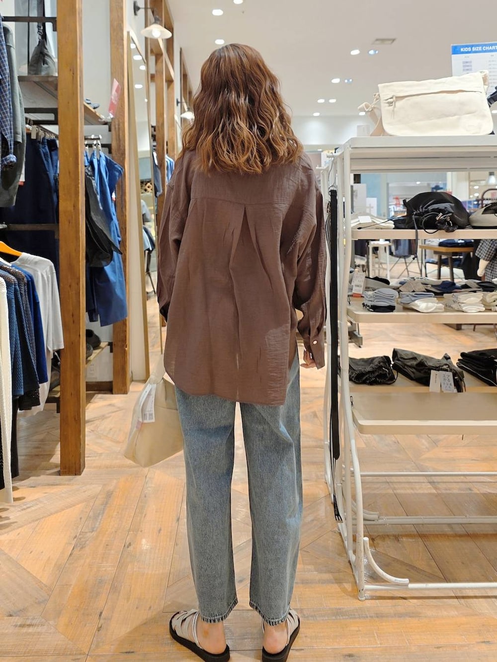 「GLOBAL WORK、デニムパンツ、シャツ、カジュアル、若見え、きれいめ、ママコーデ」｜「GLOBAL WORKのGOODデニムバギーパンツ/118365（デニムパンツ、ブルー系）」を使った、K・Nさん（レディース・161cm）の夏コーディネートの3枚目の写真