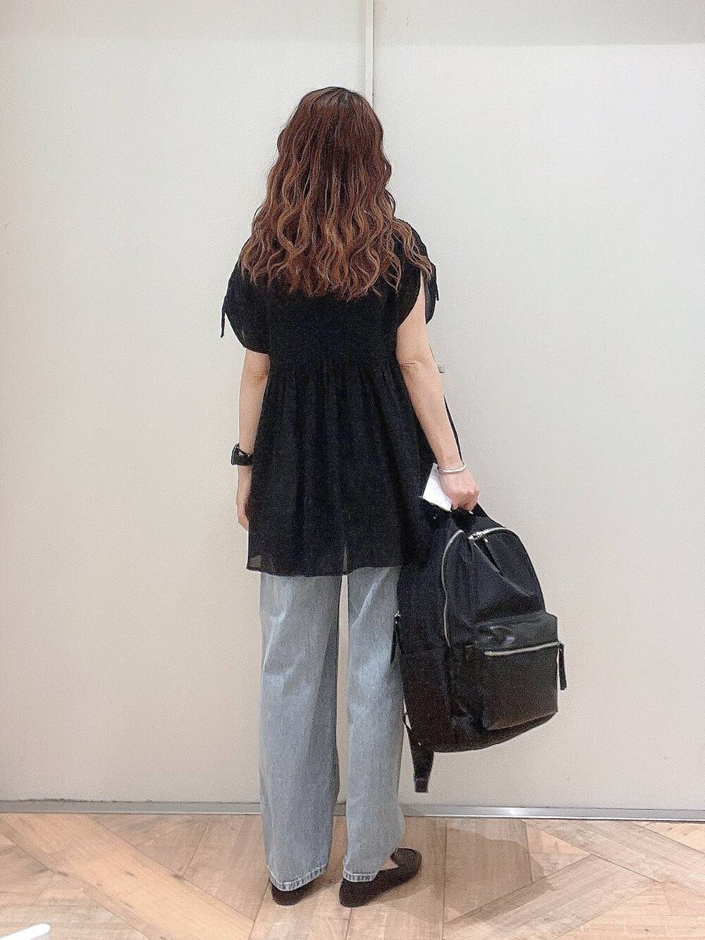 「カジュアル、若見え、きれいめ、ママコーデ、GLOBAL WORK、デニムパンツ、ブラウス」｜「GLOBAL WORKのGOODデニムバギーパンツ/118365（デニムパンツ、ブルー系）」を使った、K・Nさん（レディース・161cm）の夏コーディネートの2枚目の写真