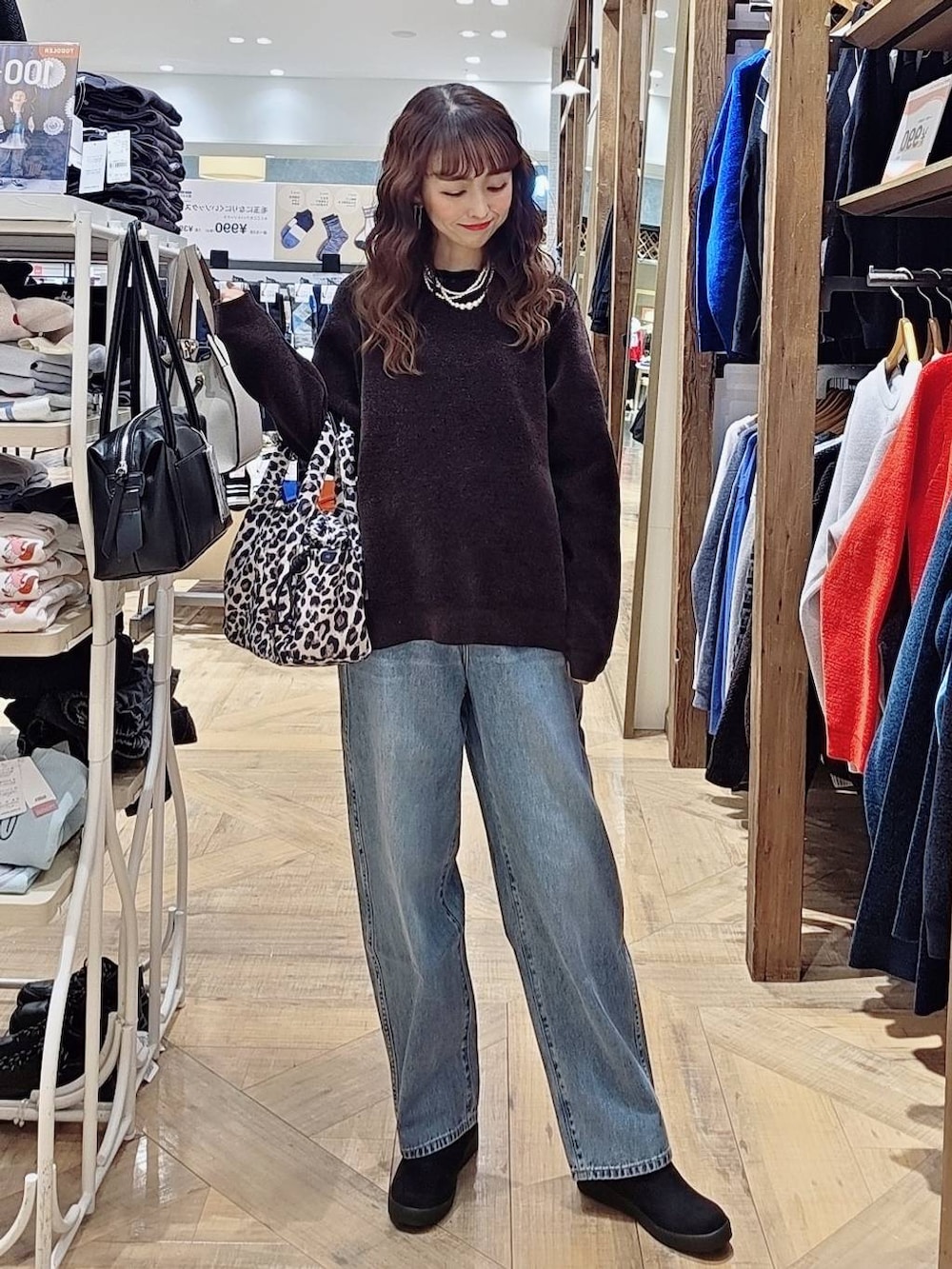 その他のトートバッグ、ブラウン系のダウンジャケット/コート、ブルー系のデニムパンツを着用したレディースの冬コーディネートの3枚目の写真