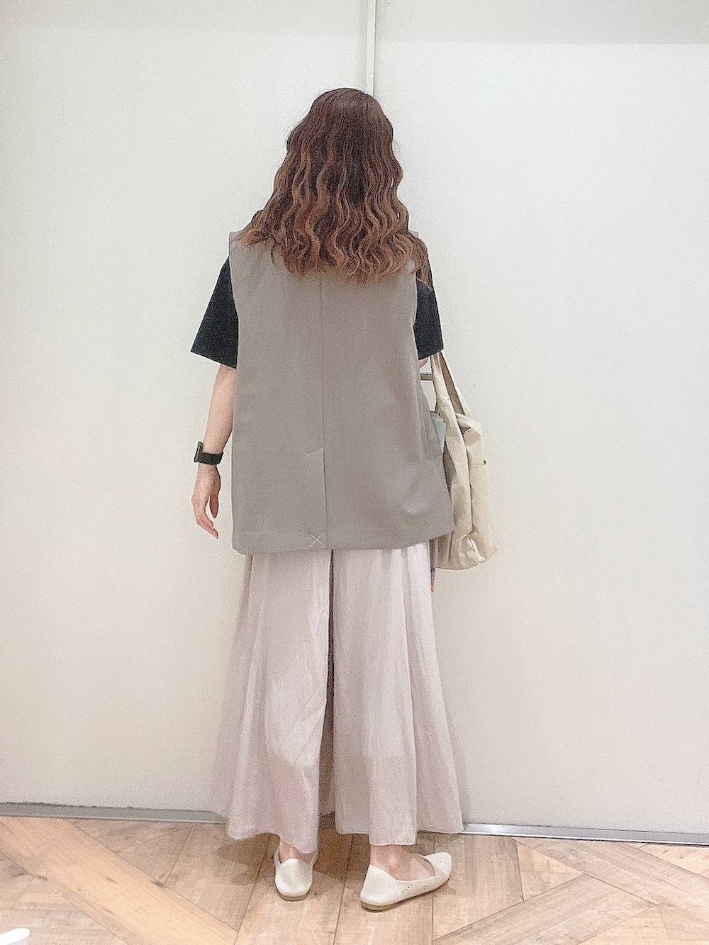 「カジュアル、若見え、きれいめ、ママコーデ、GLOBAL WORK、Tシャツ、パンツ」｜「GLOBAL WORKの撥水軽量ポケットファスナートート/143003（トートバッグ、ベージュ系）」を使った、K・Nさん（レディース・161cm）の春コーディネートの2枚目の写真