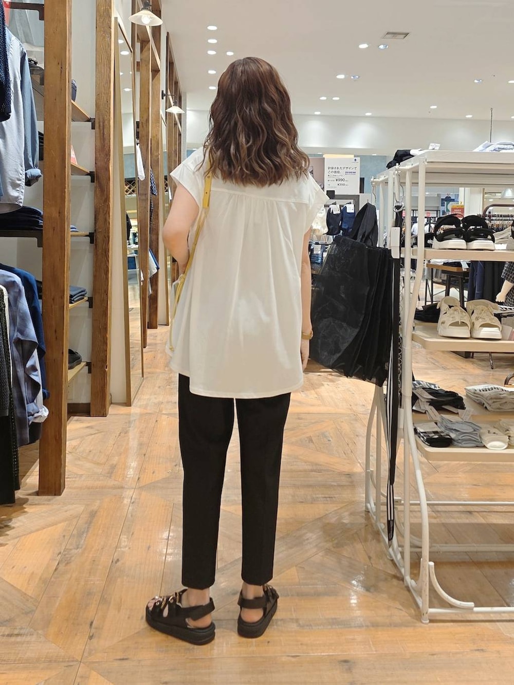 「カジュアル、若見え、きれいめ、ママコーデ、GLOBAL WORK、パンツ」｜「GLOBAL WORKのウツクシルエットDRYテーパードパンツ/289056（その他パンツ、ブラック系）」を使った、K・Nさん（レディース・161cm）の夏コーディネートの2枚目の写真