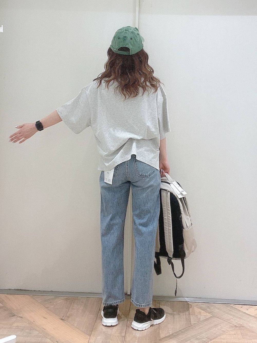 「カジュアル、若見え、きれいめ、ママコーデ、GLOBAL WORK、Tシャツ、デニムパンツ」｜「GLOBAL WORKのエアかるクッションベルトスニーカー/102313（スニーカー、ブラック系）」を使った、K・Nさん（レディース・161cm）の春コーディネートの2枚目の写真