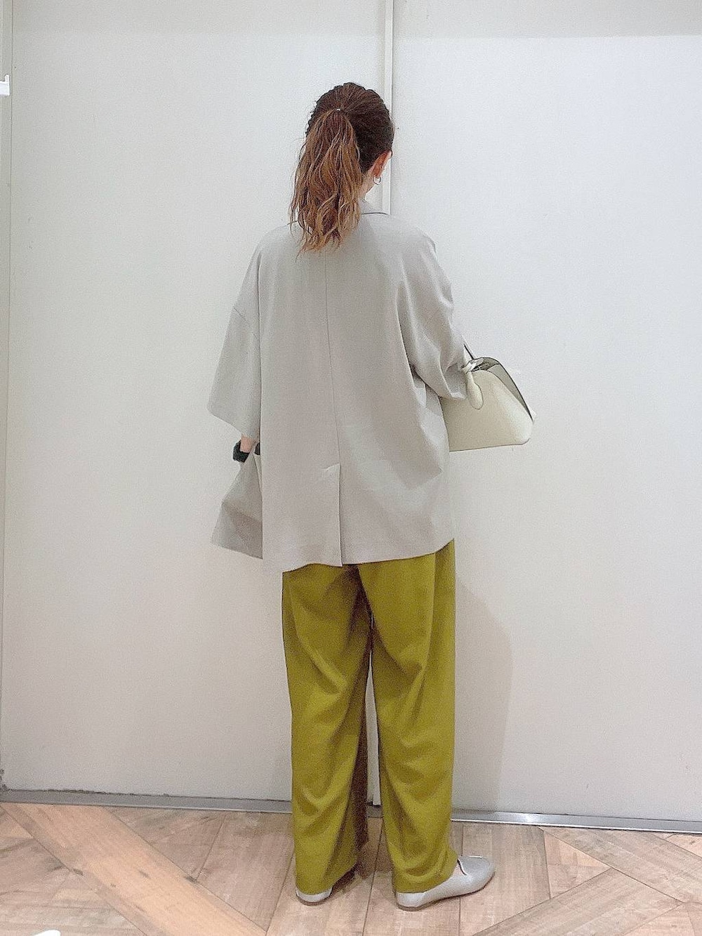 「タンクトップ、パンツ、カジュアル、若見え、きれいめ、ママコーデ、GLOBAL WORK」｜「GLOBAL WORKのらくっション踏めるバブーシュ/136007（その他シューズ、シルバー系）」を使った、K・Nさん（レディース・161cm）の夏コーディネートの2枚目の写真