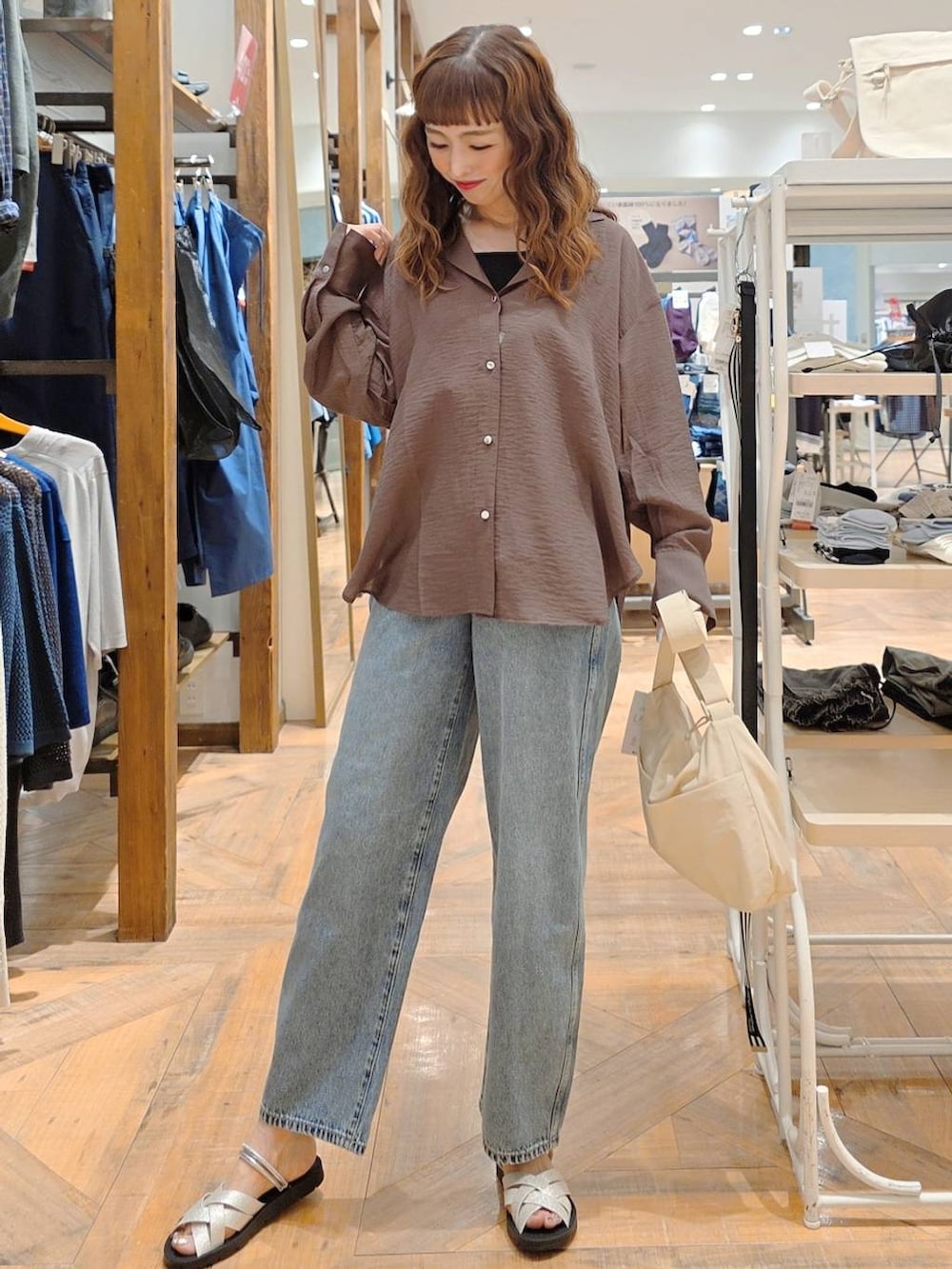 「GLOBAL WORK、デニムパンツ、シャツ、カジュアル、若見え、きれいめ、ママコーデ」｜「GLOBAL WORKのGOODデニムバギーパンツ/118365（デニムパンツ、ブルー系）」を使った、K・Nさん（レディース・161cm）の夏コーディネートの2枚目の写真