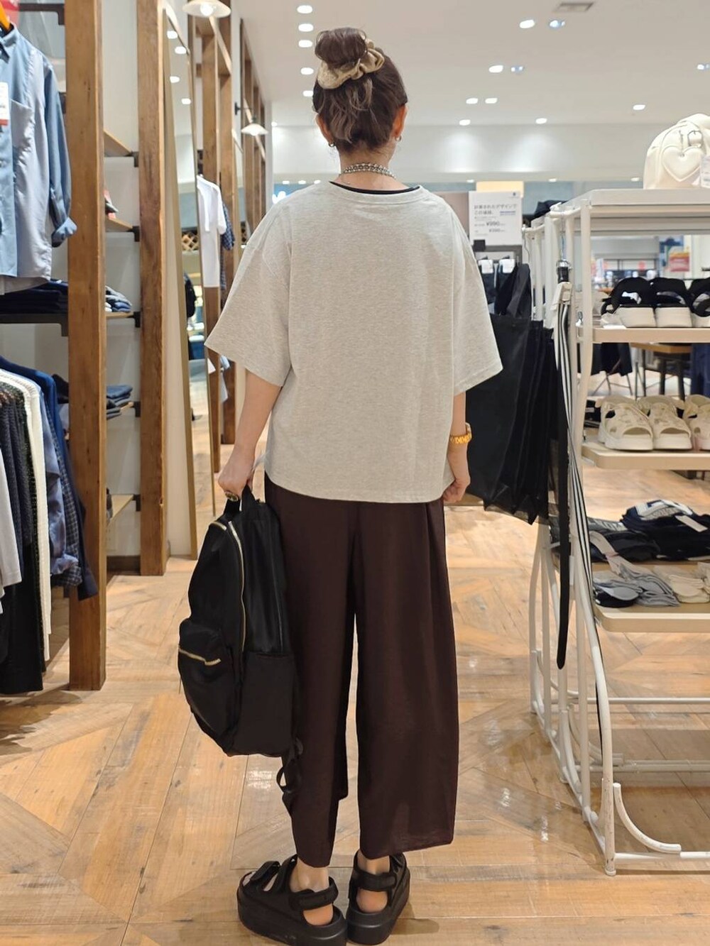 「カジュアル、若見え、きれいめ、ママコーデ、GLOBAL WORK、パンツ、Tシャツ」｜「GLOBAL WORKの撥水軽量12ポケットリュック/234512（バックパック/リュック、ブラック系）」を使った、K・Nさん（レディース・161cm）の夏コーディネートの2枚目の写真