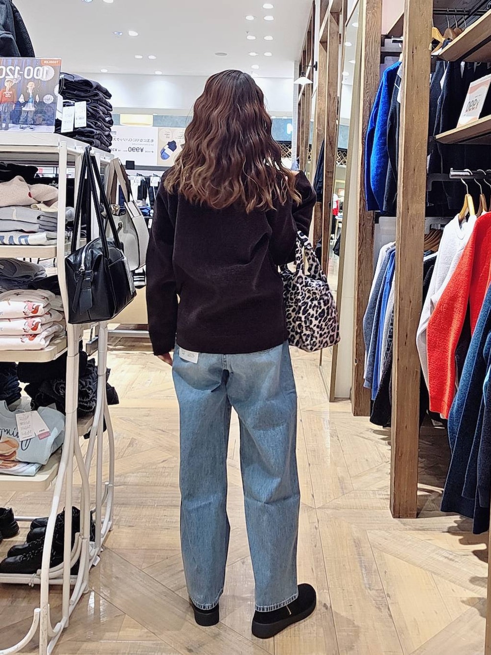 その他のトートバッグ、ブラウン系のダウンジャケット/コート、ブルー系のデニムパンツを着用したレディースの冬コーディネートの4枚目の写真