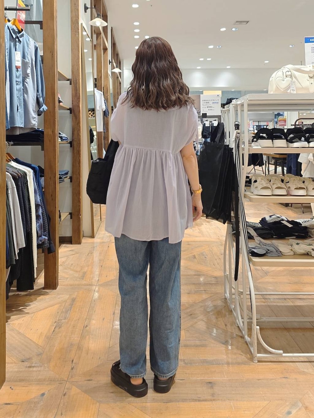 「カジュアル、若見え、きれいめ、ママコーデ、GLOBAL WORK、デニムパンツ」｜「GLOBAL WORKのGOODデニムバギーパンツ/118365（デニムパンツ、ブルー系）」を使った、K・Nさん（レディース・161cm）の夏コーディネートの4枚目の写真
