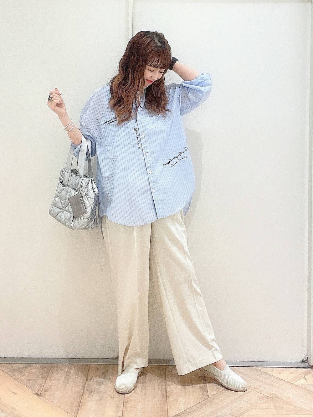 「カジュアル、若見え、きれいめ、ママコーデ、GLOBAL WORK、シャツ、パンツ」｜「GLOBAL WORKの推しごとキルティング2WAYトート/286286（トートバッグ、シルバー系）」を使った、K・Nさん（レディース・161cm）の夏コーディネートの2枚目の写真
