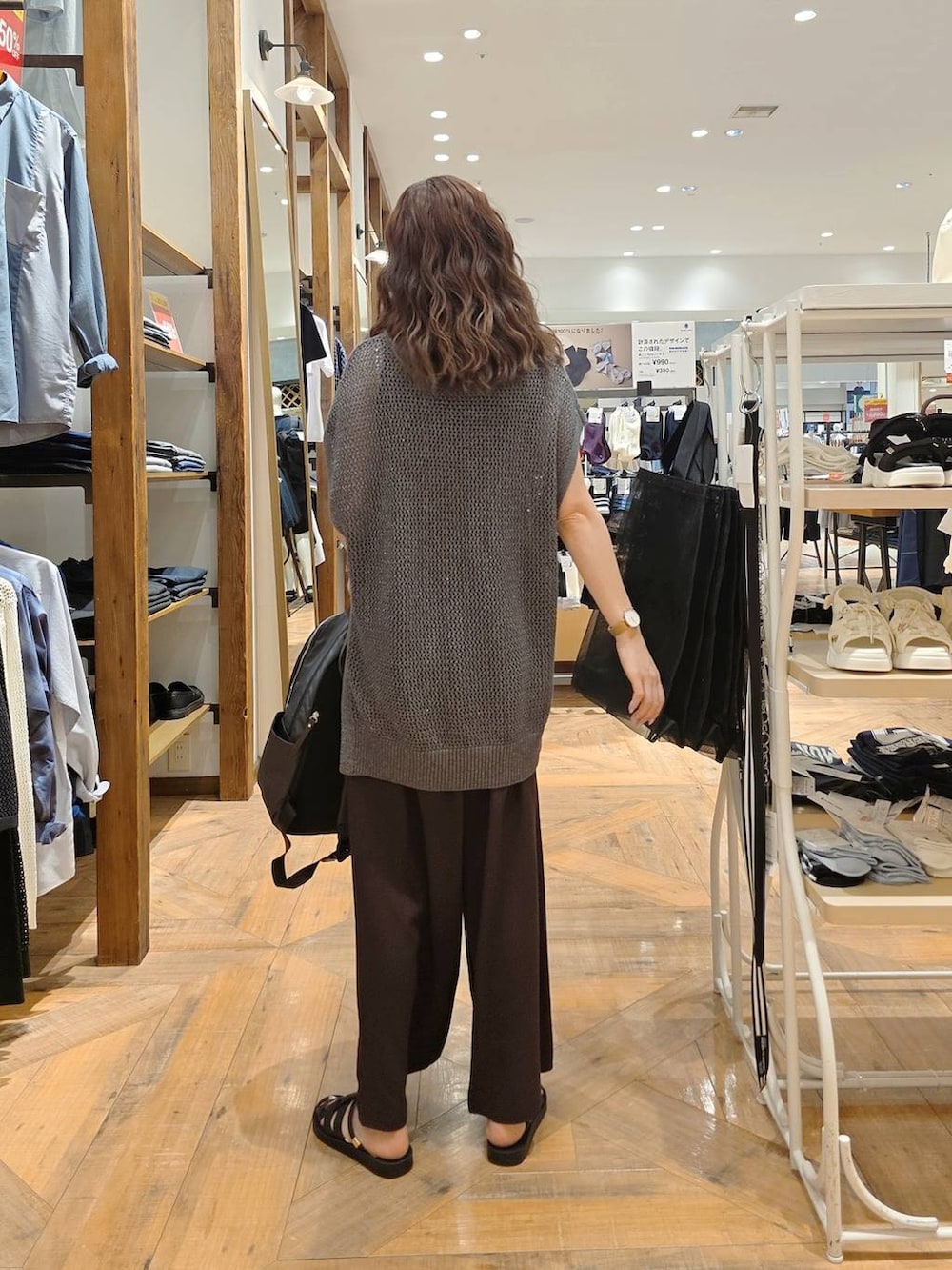 「カジュアル、若見え、きれいめ、ママコーデ、GLOBAL WORK、パンツ」｜「GLOBAL WORKの撥水軽量12ポケットリュック/234512（バックパック/リュック、グレー系）」を使った、K・Nさん（レディース・161cm）の夏コーディネートの2枚目の写真
