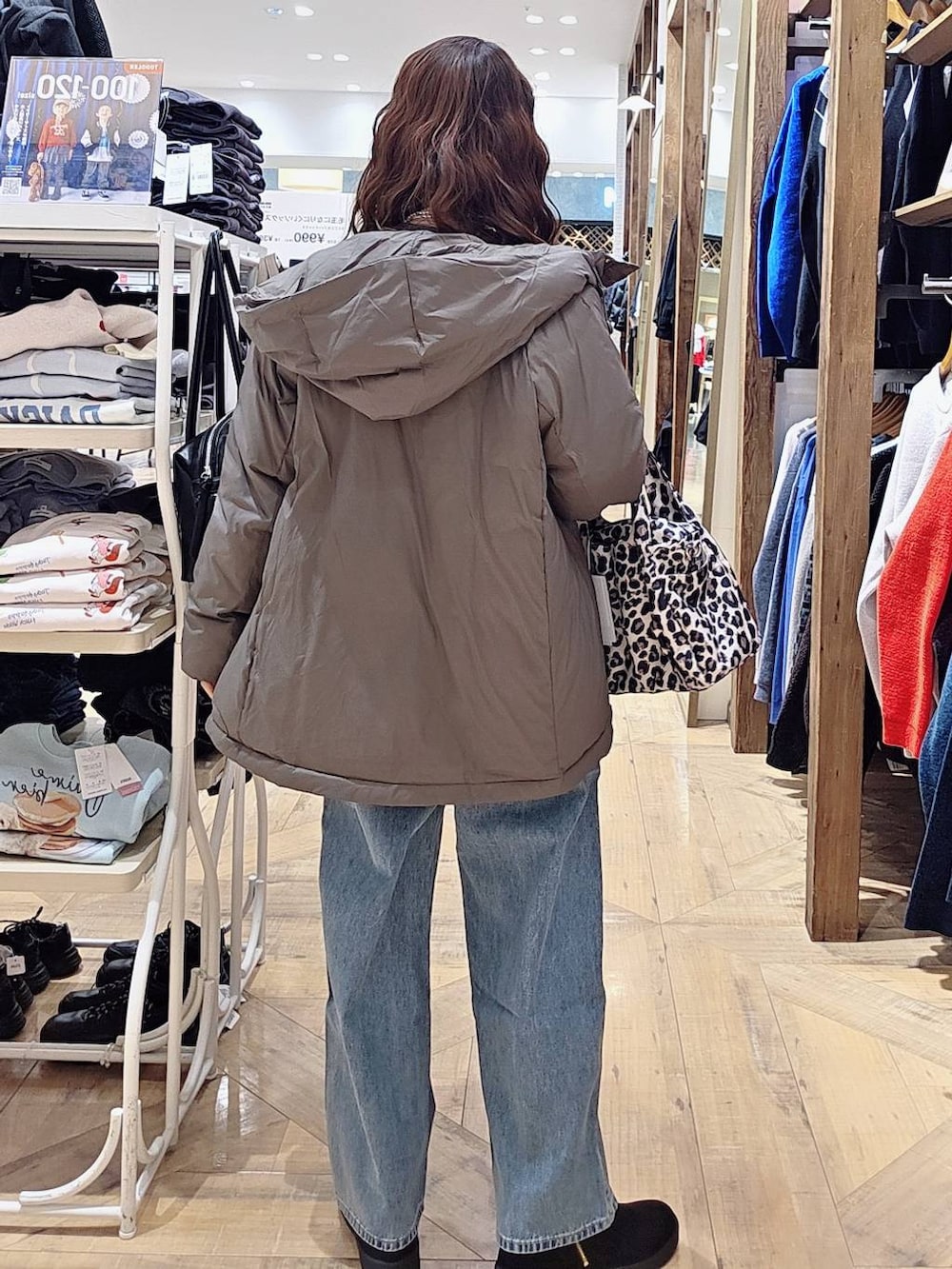 その他のトートバッグ、ブラウン系のダウンジャケット/コート、ブルー系のデニムパンツを着用したレディースの冬コーディネートの2枚目の写真