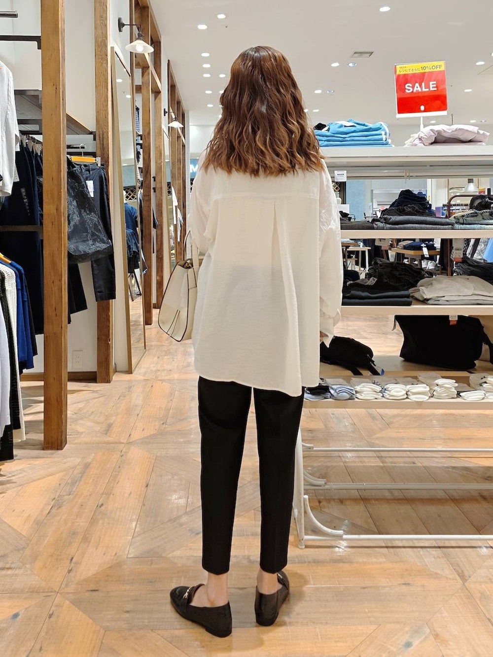 「カジュアル、若見え、きれいめ、ママコーデ、GLOBAL WORK、パンツ、シャツ」｜「GLOBAL WORKのサイズ拡大/らくっション撥水2WAYローファー/131468（ローファー、ブラック系）」を使った、K・Nさん（レディース・161cm）の夏コーディネートの2枚目の写真