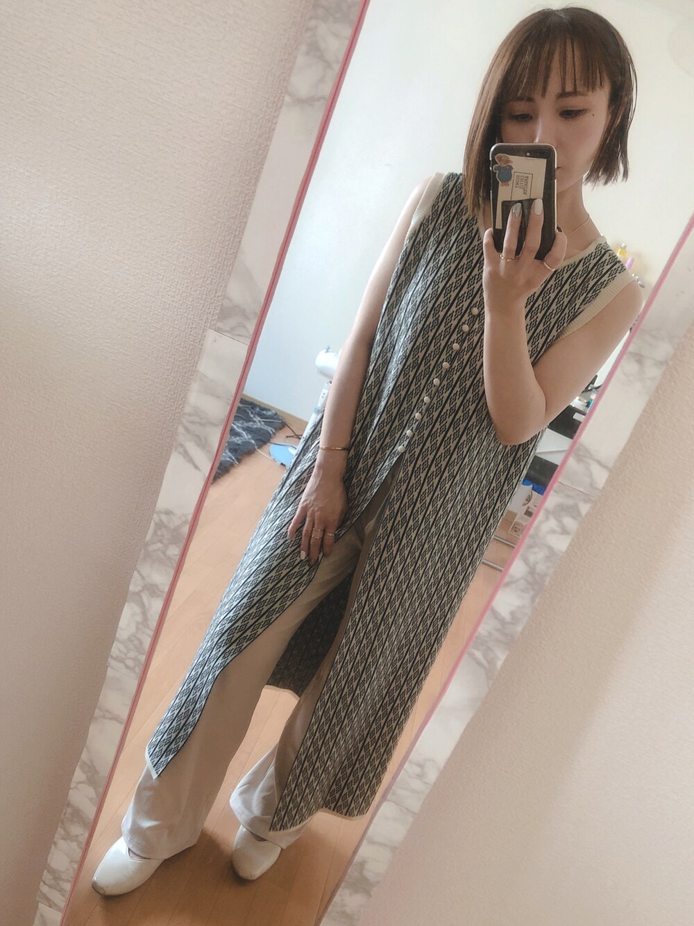 ゴールド系のバングル/リストバンドを着用したレディースの夏コーディネートの2枚目の写真