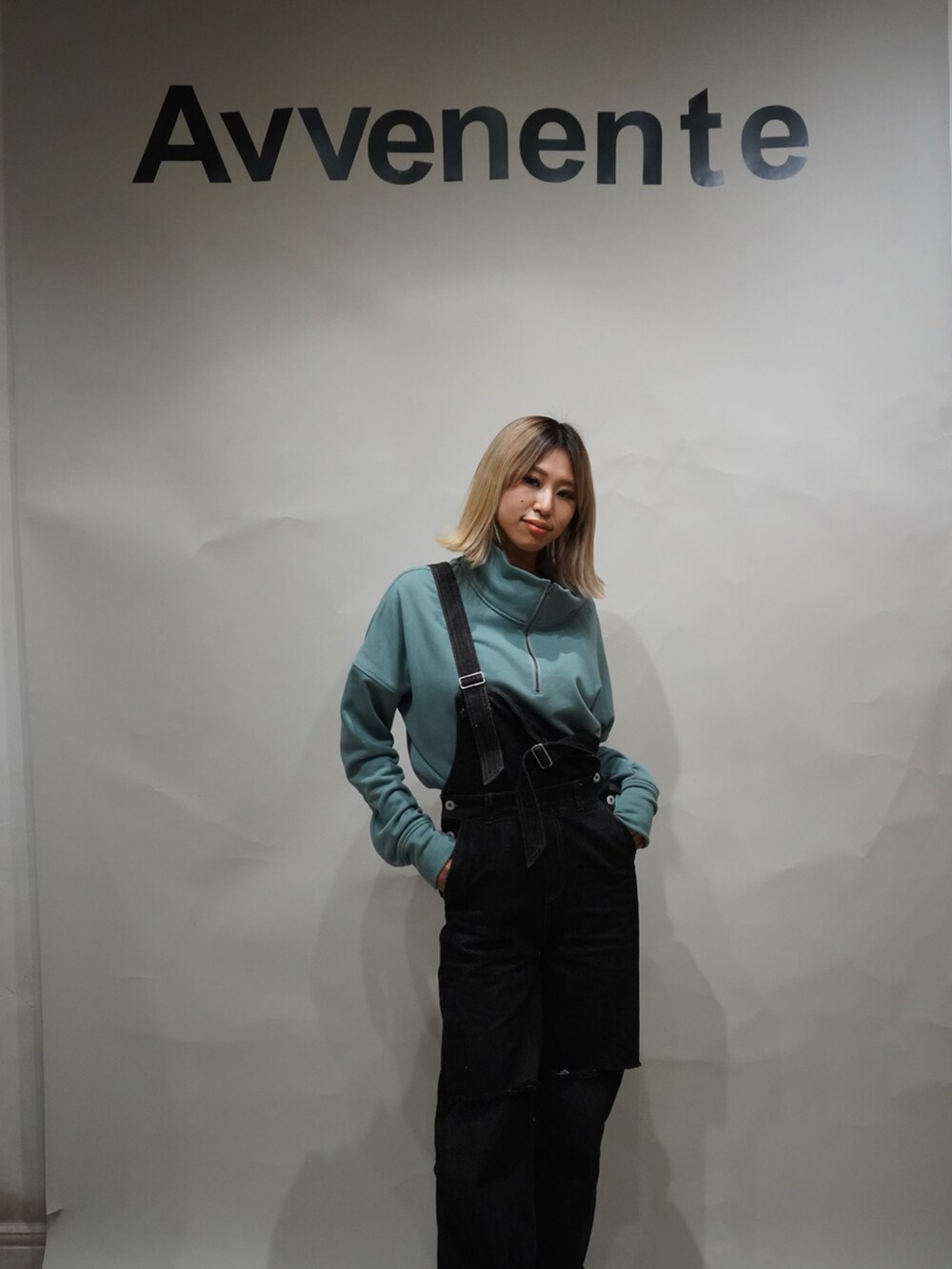 ブラック系のサロペット/オーバーオール、ブルー系のTシャツ/カットソー、ブラック系のパンプスを着用したレディースの冬コーディネートの2枚目の写真