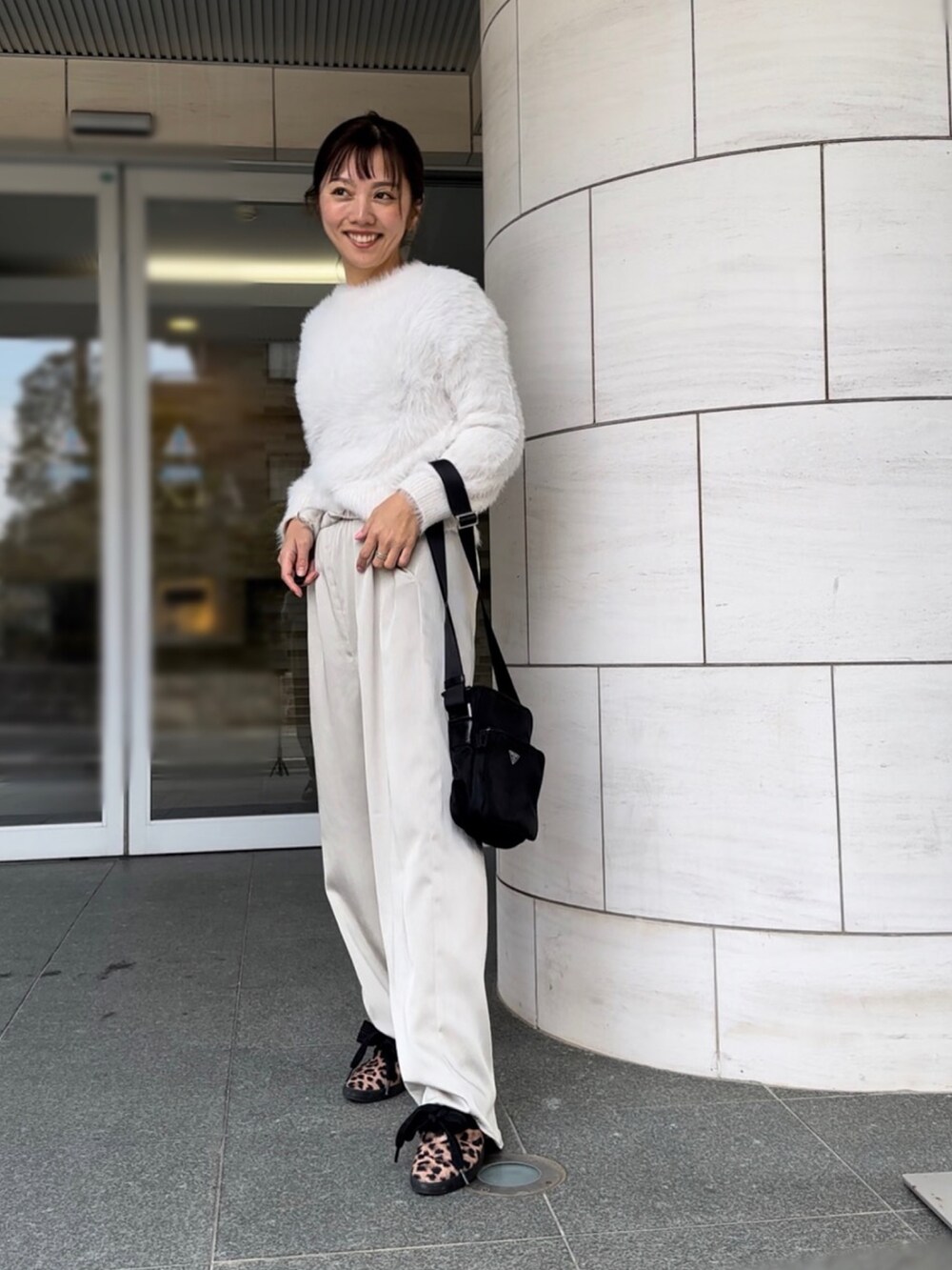 「バレンタイン、ホワイトコーデ、レオパードシューズ、モノトーンコーデ、ホワイトパンツ、大人かわいい、GUコーデ、PRADA」｜「UNITED ARROWSのUWSC サテン イージーパンツ（その他パンツ、ホワイト系）」を使った、まゆちさん（レディース・152cm）の冬コーディネートの2枚目の写真
