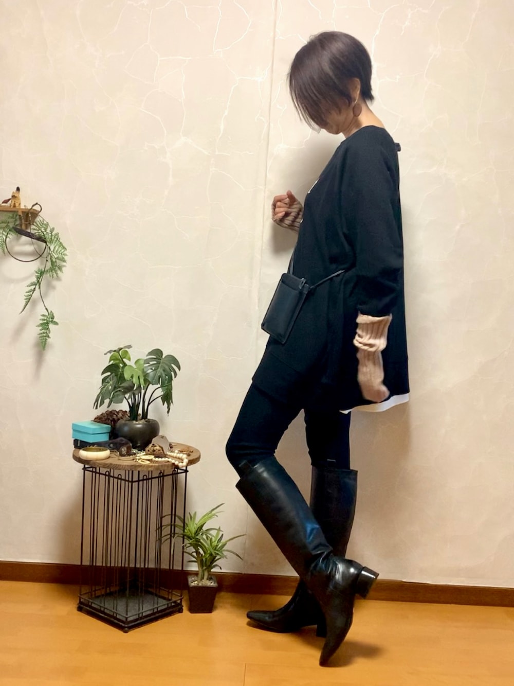 「スウエット、カジュアル、休日コーデ、オーバーサイズ、オトナカジュアル、ゆったりコーデ、パンツスタイル、ブラックコーデ、オトナ女子、高身長女子、ブーツスタイル」｜「Legato Largoのアイテム（ショルダーバッグ、ブラック系）」を使った、ema.さん（レディース・166cm）の秋コーディネートの2枚目の写真