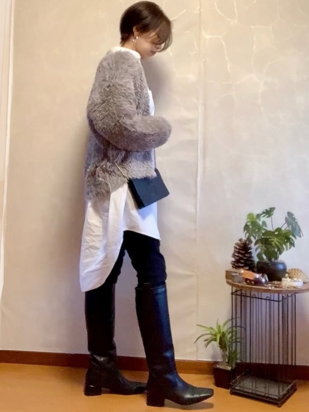 「大人女子、大人コーデ、カジュアルスタイル、ロングブーツ、白シャツ、シャギーニット、カーディガン、トレンチコート、冬、40代ファッション」｜「UNITED ARROWSのアイテム（トレンチコート、ベージュ系）」を使った、ema.さん（レディース・166cm）の冬コーディネートの3枚目の写真