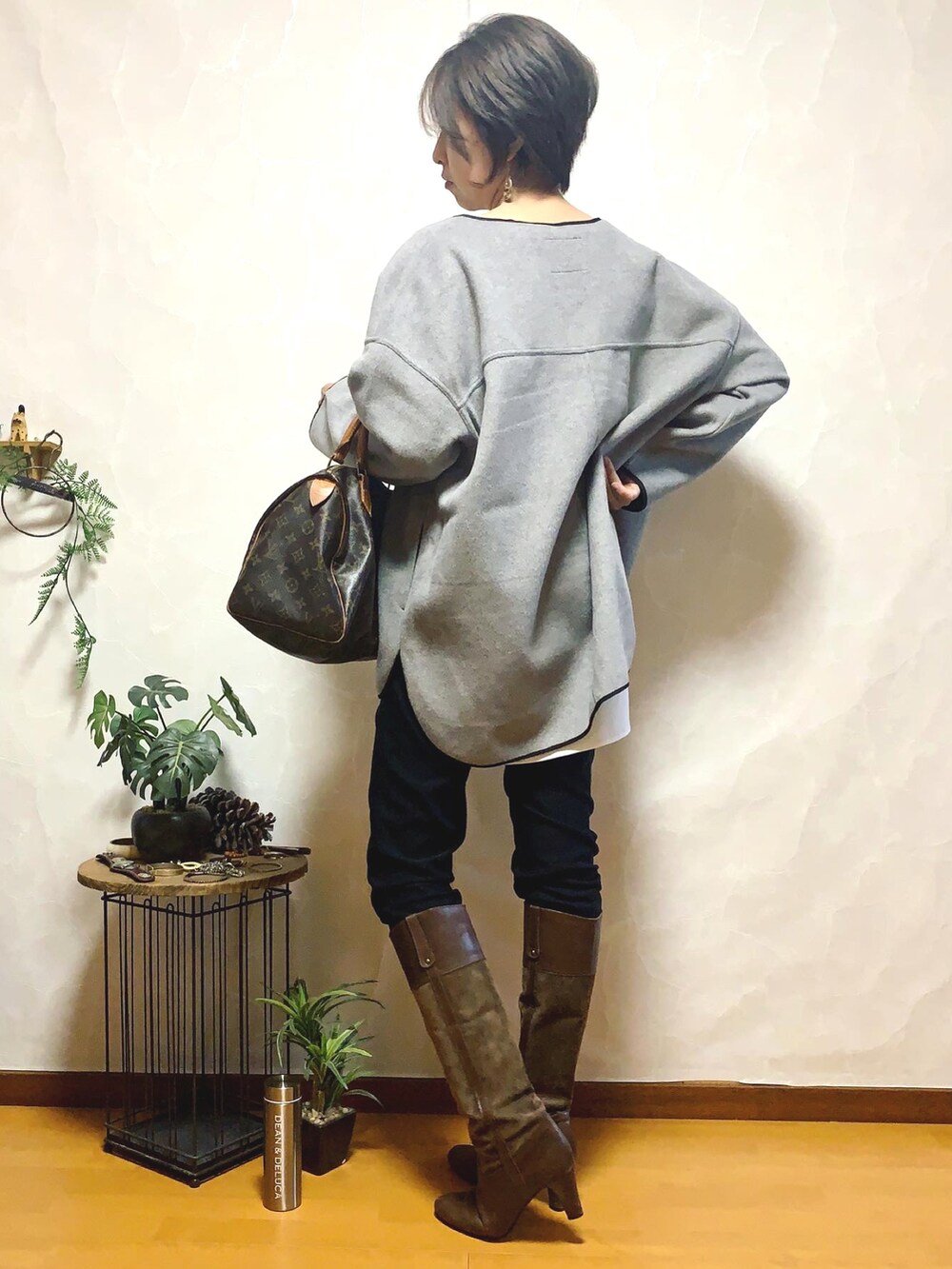 「ジャケット、アウター、カジュアル、シンプル、ロングブーツ、パンツスタイル、秋服、パイピングジャケット、オトナカジュアル、秋冬コーデ」｜「Right-onのアイテム（ノーカラージャケット、グレー系）」を使った、ema.さん（レディース・166cm）の秋コーディネートの2枚目の写真