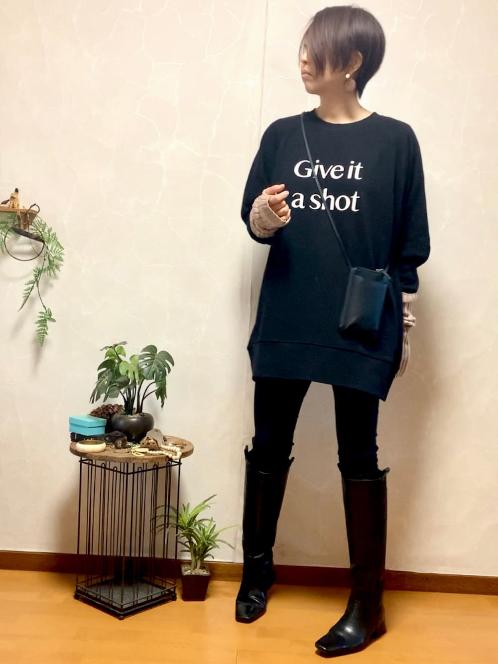 「スウエット、カジュアル、休日コーデ、オーバーサイズ、オトナカジュアル、ゆったりコーデ、パンツスタイル、ブラックコーデ、オトナ女子、高身長女子、ブーツスタイル」｜「Legato Largoのアイテム（ショルダーバッグ、ブラック系）」を使った、ema.さん（レディース・166cm）の秋コーディネートの3枚目の写真