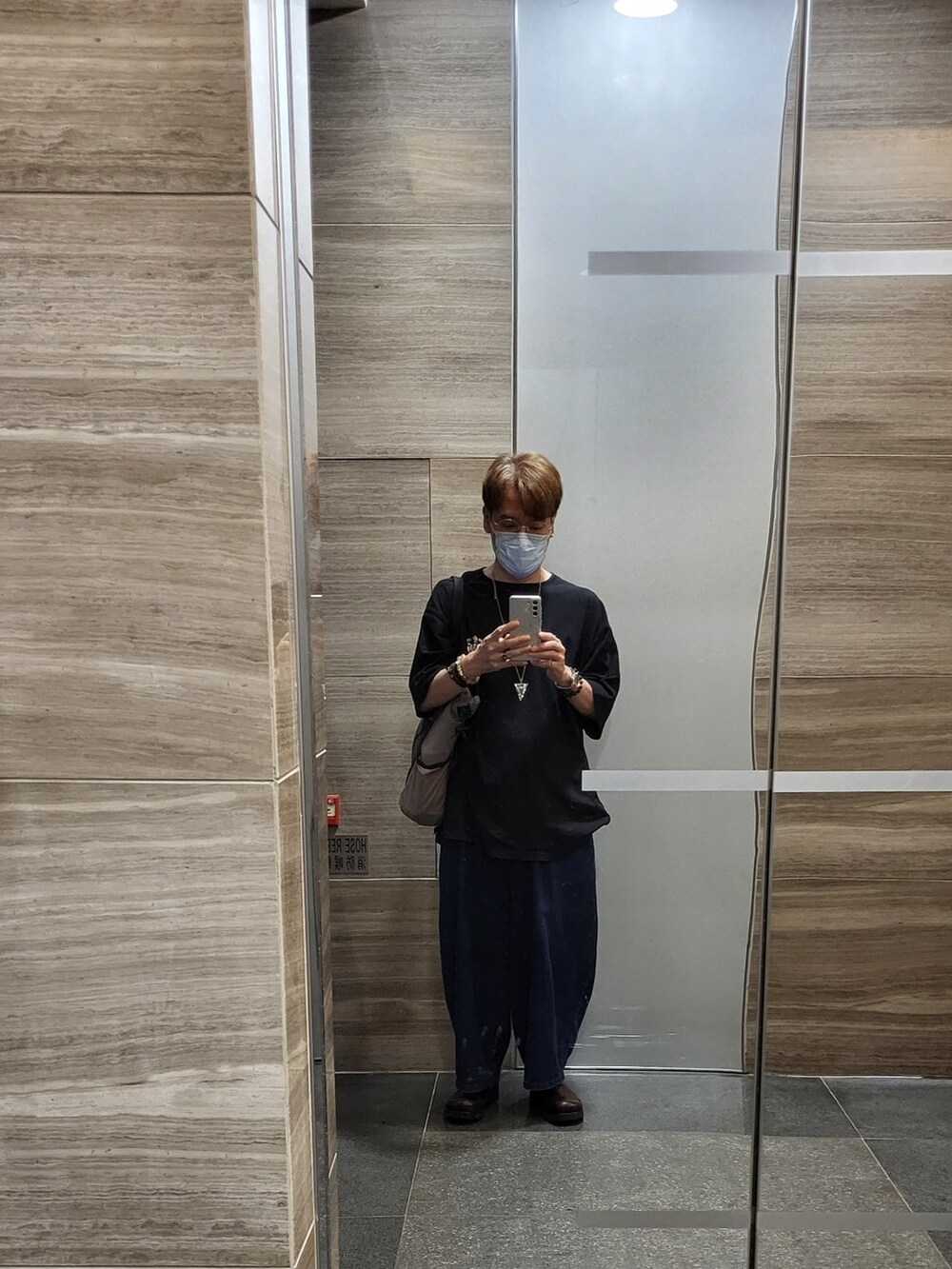 ブラウン系のその他シューズ、ブルー系のデニムパンツ、ブラック系のTシャツ/カットソーを着用したメンズの秋コーディネートの2枚目の写真