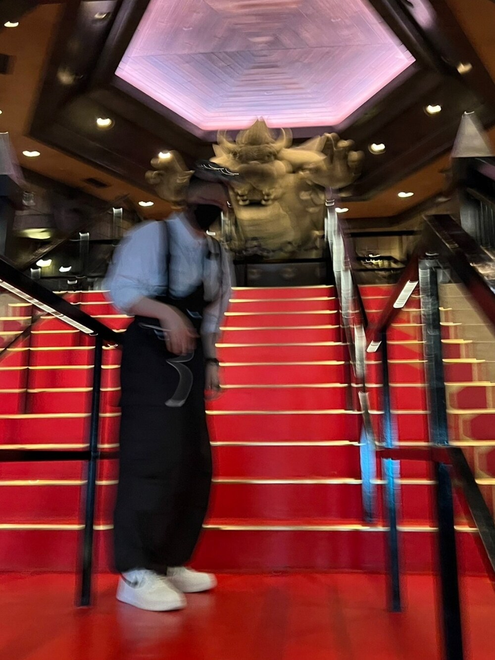 ブラック系のパンツ、ブラック系のボディバッグ/ウエストポーチ、ホワイト系のスニーカーを着用したレディースの夏コーディネートの3枚目の写真