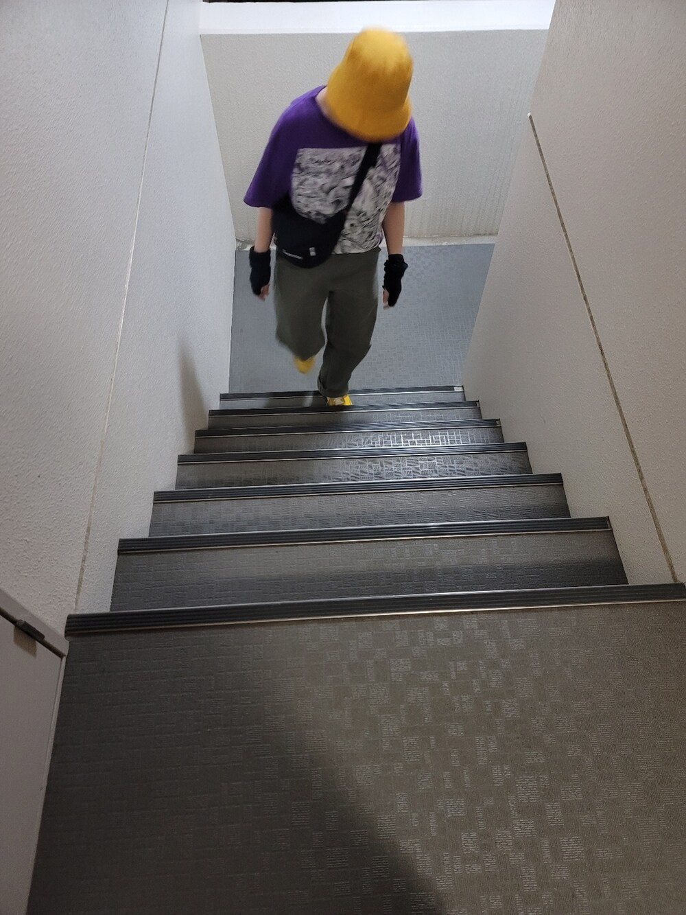 グリーン系のカーゴパンツ、パープル系のTシャツ/カットソー、イエロー系のシューズを着用したレディースの秋コーディネートの2枚目の写真