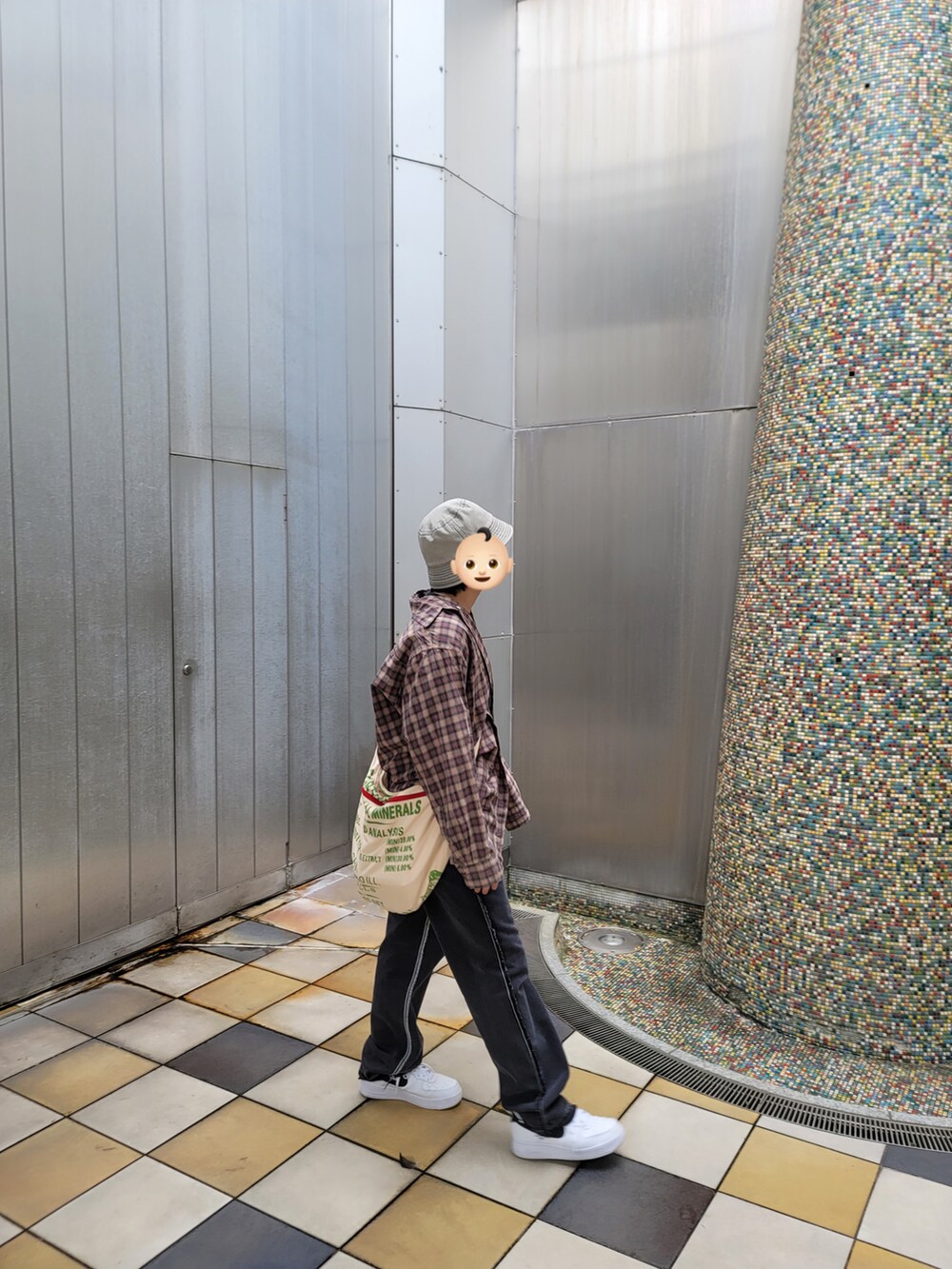 その他のシャツ/ブラウス、ベージュ系のバッグ、ホワイト系のスニーカーを着用したレディースの秋コーディネートの2枚目の写真