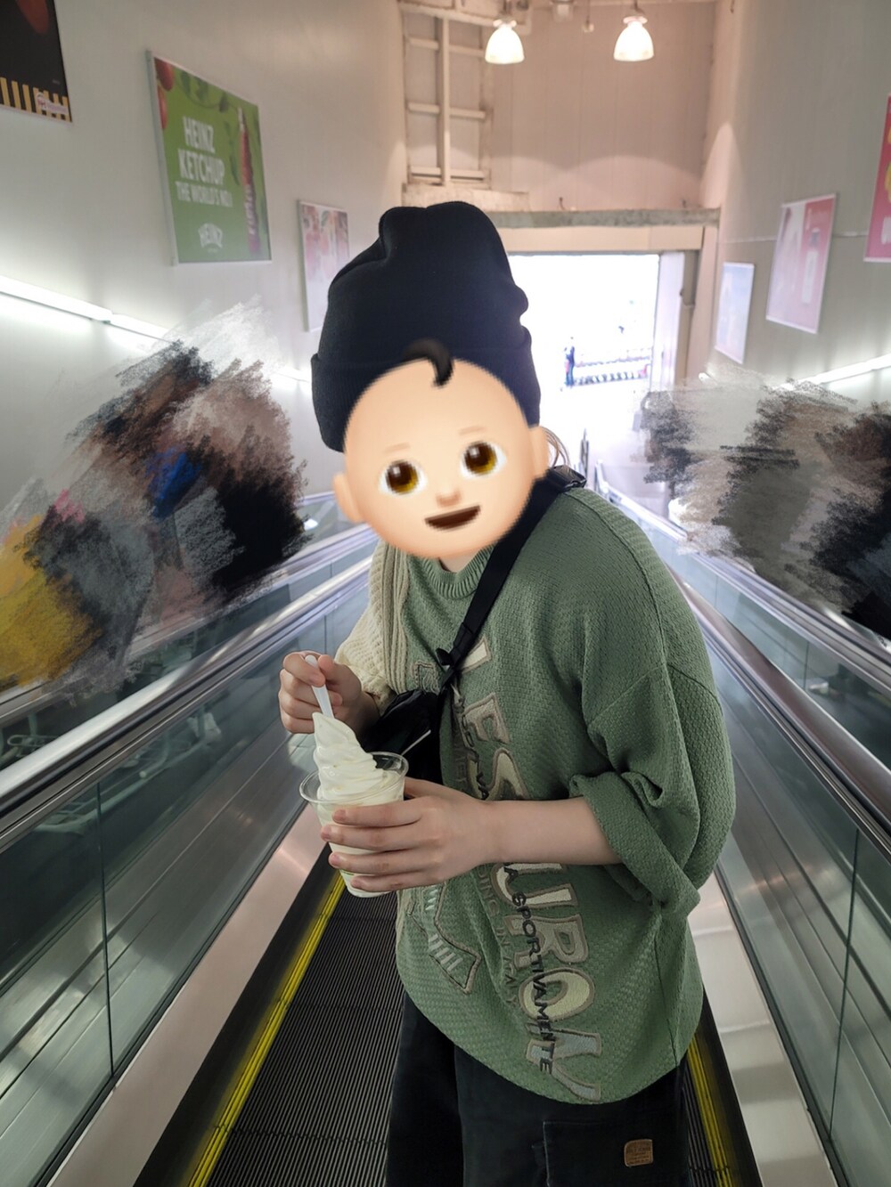 グリーン系のニット/セーター、ブラック系のパンツ、その他のスニーカーを着用したレディースの夏コーディネートの2枚目の写真