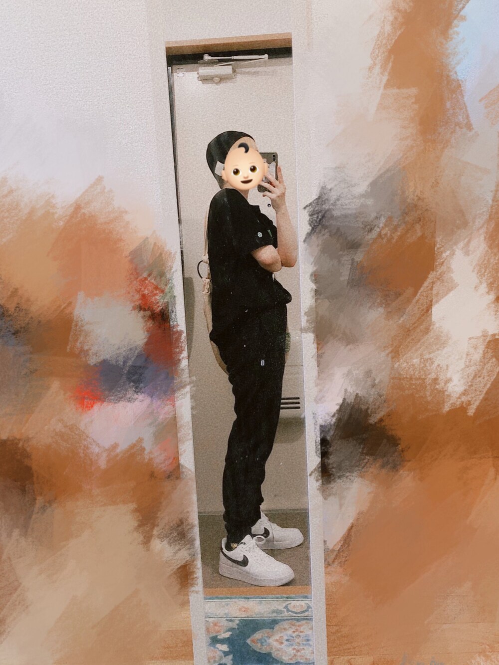 ホワイト系のスニーカー、ブラック系のスウェットパンツ、ブラック系のTシャツ/カットソーを着用したレディースの夏コーディネートの2枚目の写真