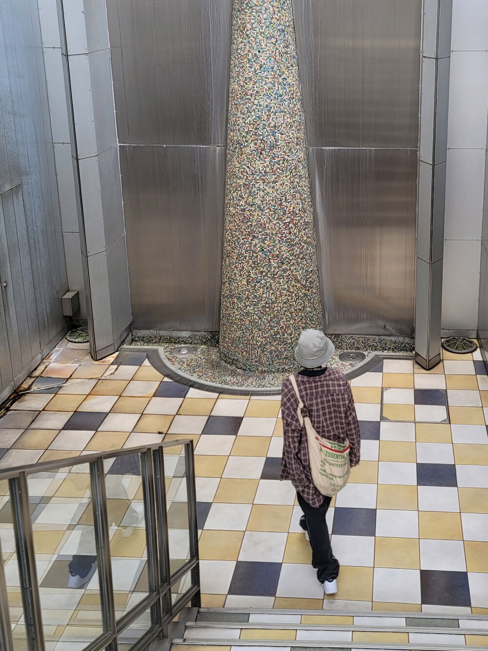 その他のシャツ/ブラウス、ベージュ系のバッグ、ホワイト系のスニーカーを着用したレディースの秋コーディネートの3枚目の写真