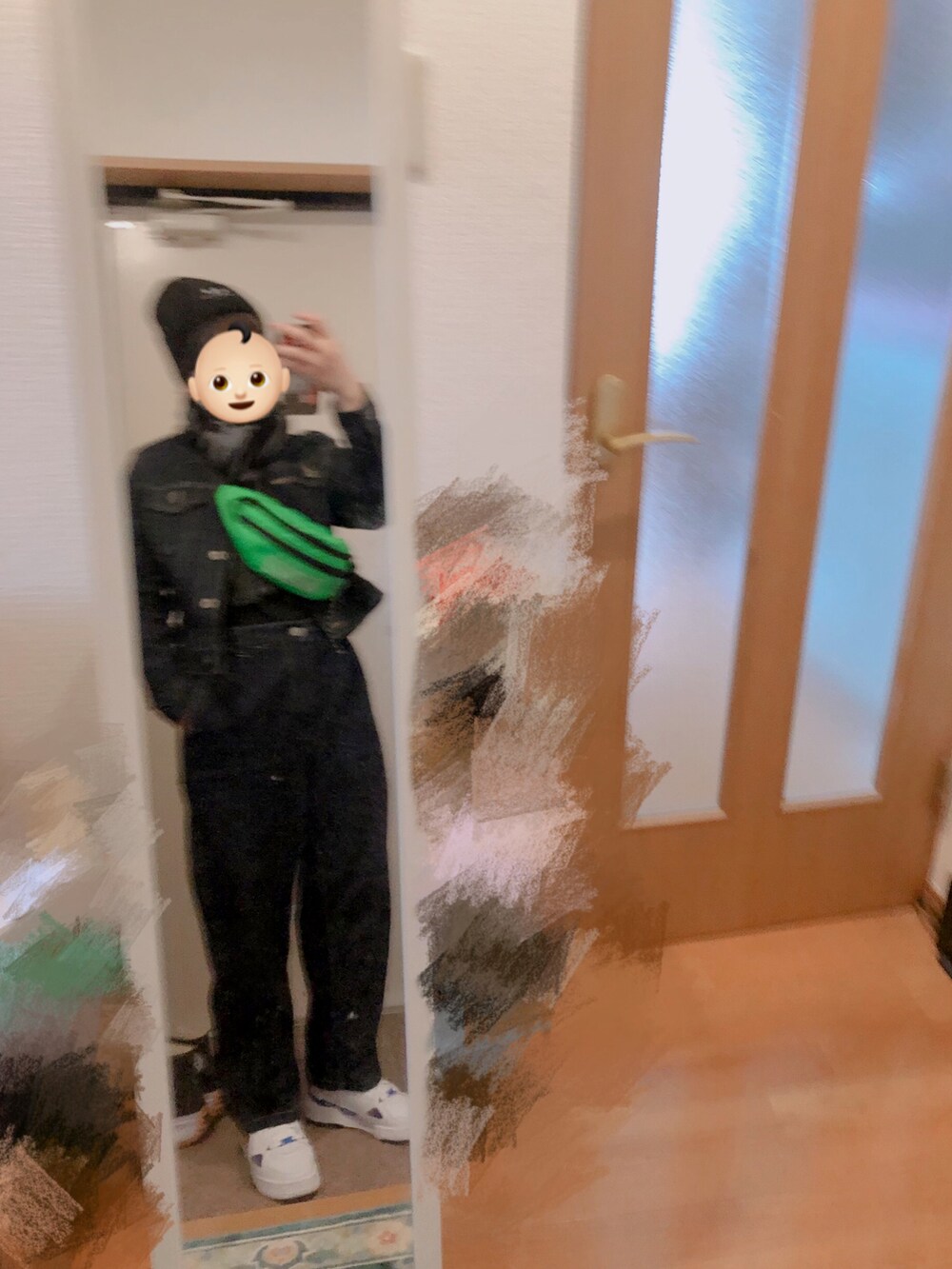 グリーン系のボディバッグ/ウエストポーチ、ブルー系のパンツ、ブルー系のデニムジャケットを着用したレディースの冬コーディネートの2枚目の写真
