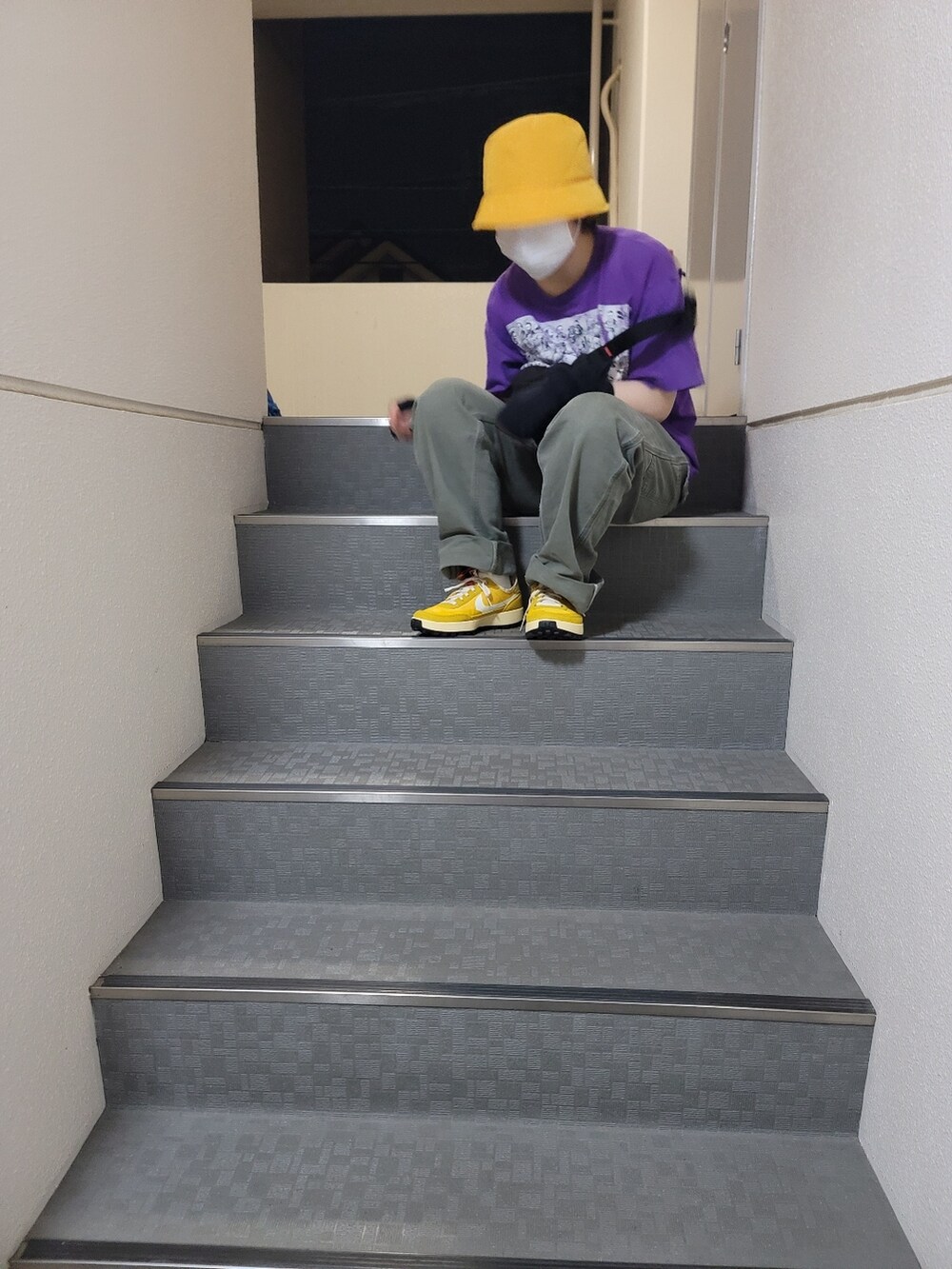 グリーン系のカーゴパンツ、パープル系のTシャツ/カットソー、イエロー系のシューズを着用したレディースの秋コーディネートの4枚目の写真