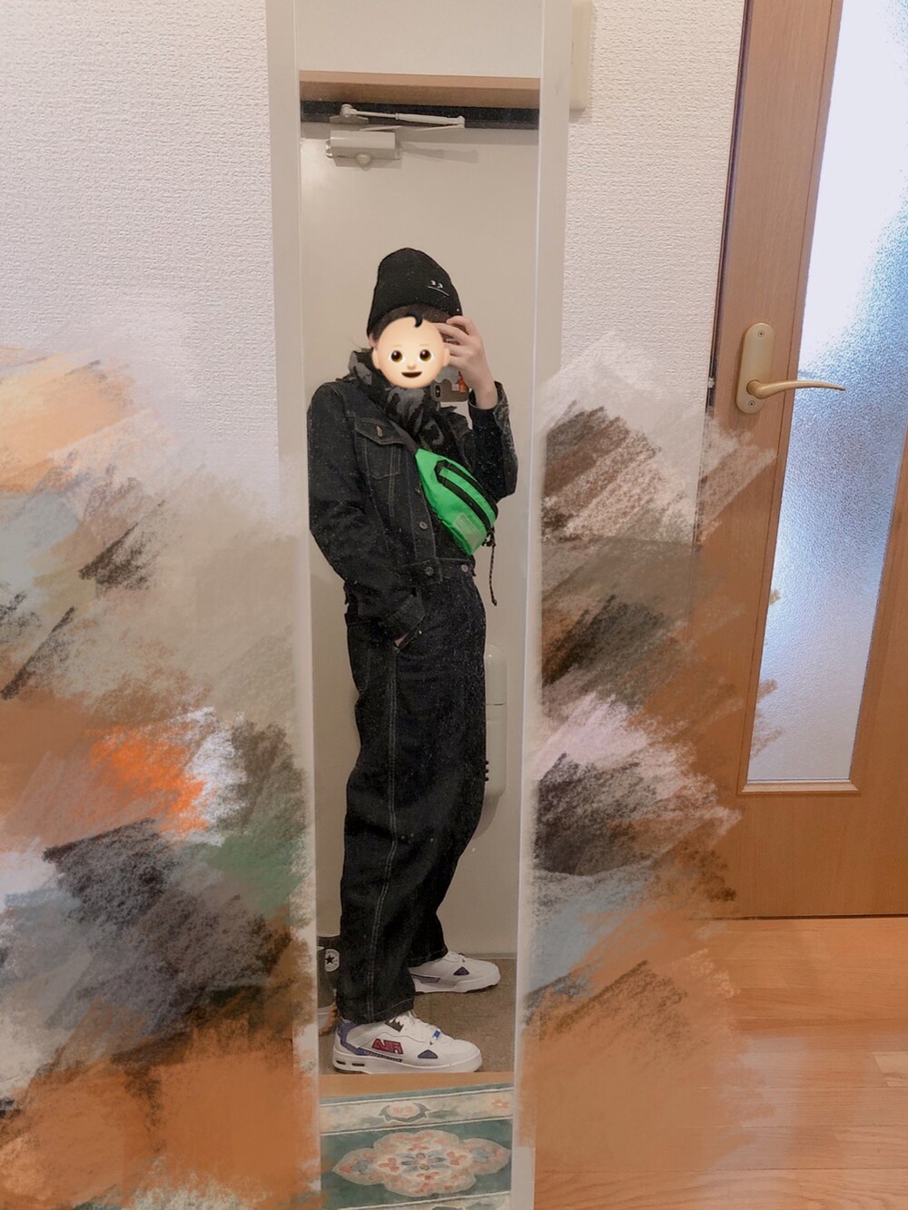 グリーン系のボディバッグ/ウエストポーチ、ブルー系のパンツ、ブルー系のデニムジャケットを着用したレディースの冬コーディネートの3枚目の写真