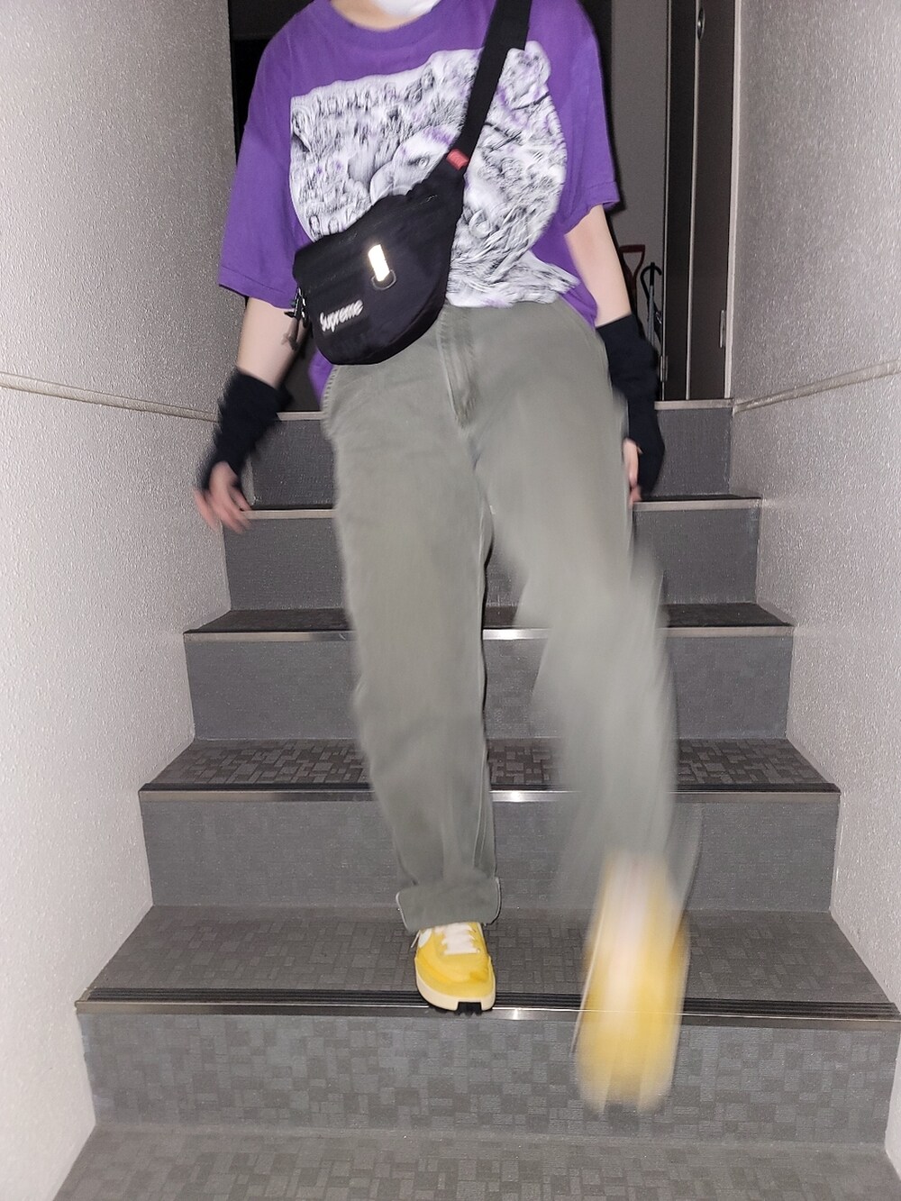 グリーン系のカーゴパンツ、パープル系のTシャツ/カットソー、イエロー系のシューズを着用したレディースの秋コーディネートの5枚目の写真