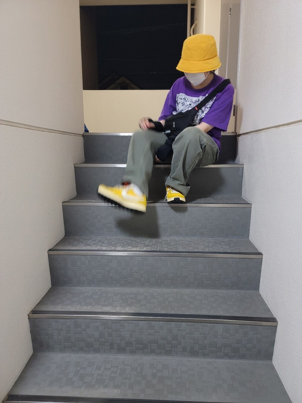 グリーン系のカーゴパンツ、パープル系のTシャツ/カットソー、イエロー系のシューズを着用したレディースの秋コーディネートの3枚目の写真