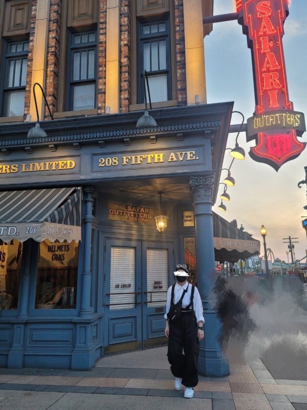 ブラック系のパンツ、ブラック系のボディバッグ/ウエストポーチ、ホワイト系のスニーカーを着用したレディースの夏コーディネートの2枚目の写真