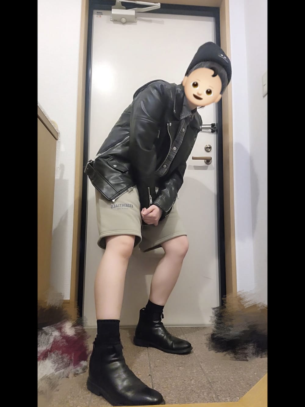 グリーン系のスウェットパンツ、ブラック系のブーツ、ブラック系のライダースジャケットを着用したレディースの冬コーディネートの2枚目の写真