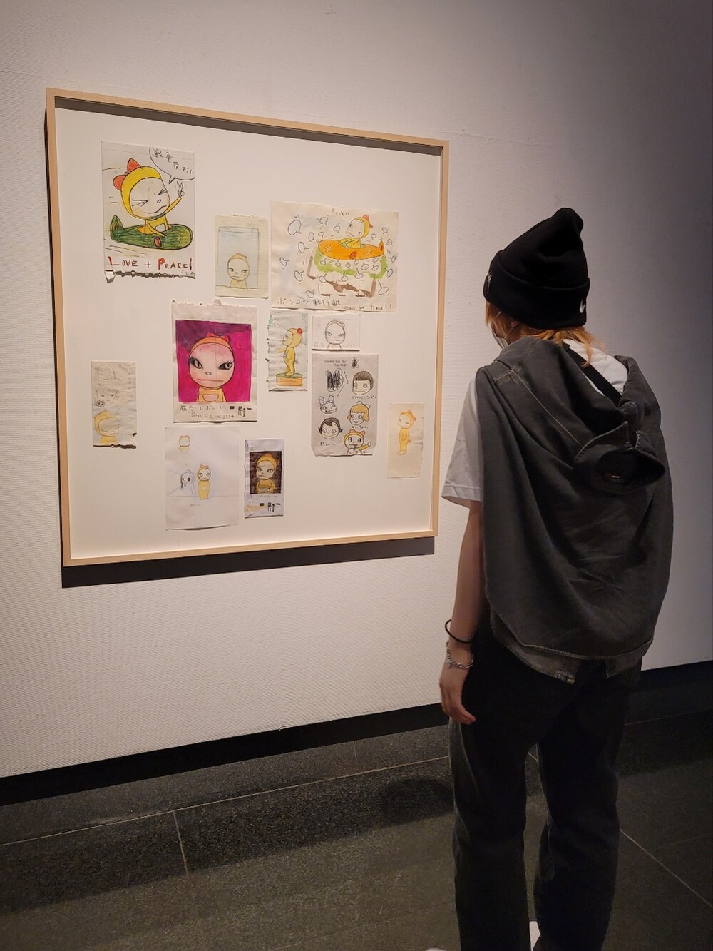 グレー系のデニムパンツ、ホワイト系のTシャツ/カットソー、ホワイト系のスニーカーを着用したレディースの春コーディネートの3枚目の写真