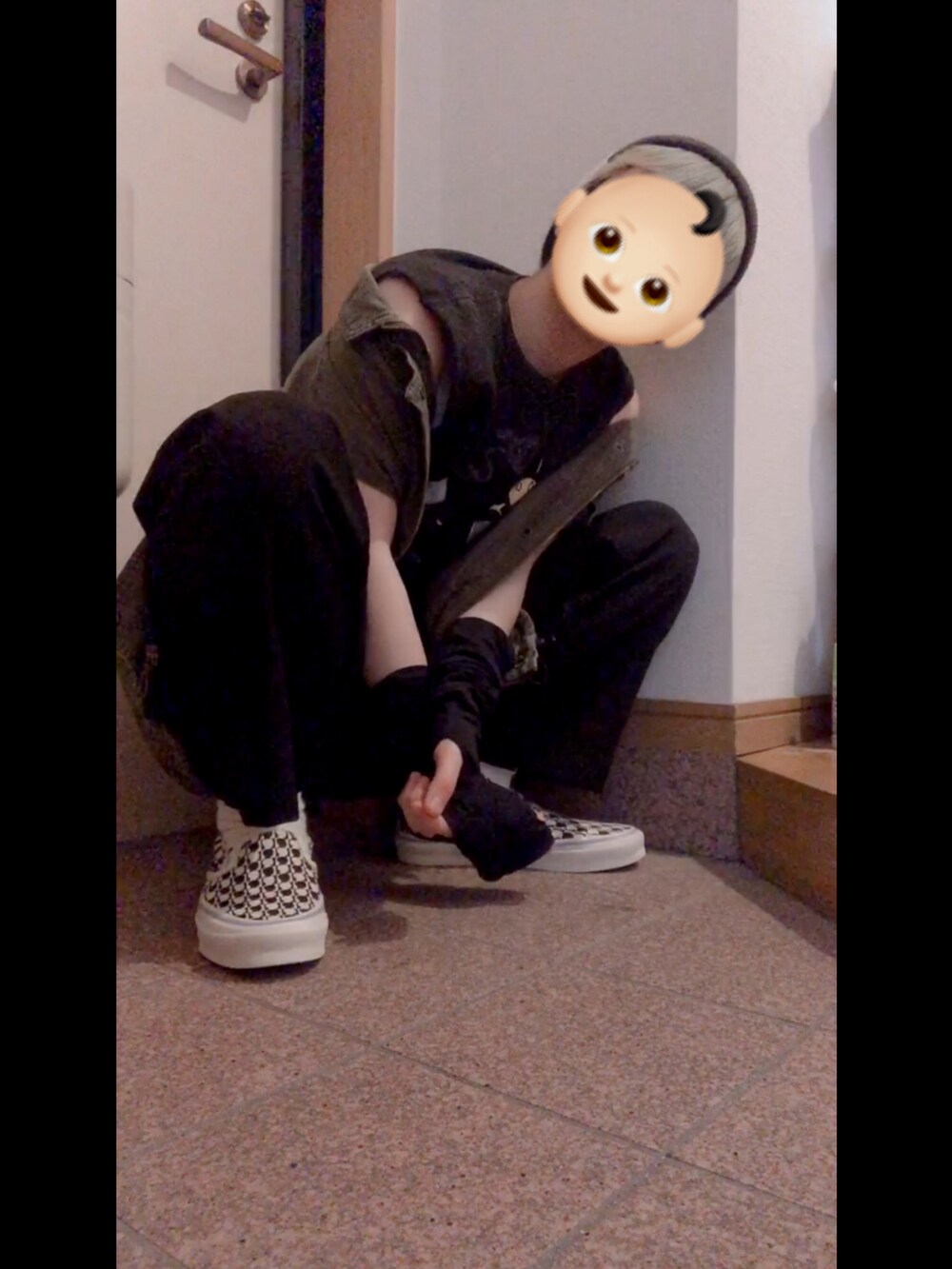 グリーン系のベスト、ブラック系のTシャツ/カットソー、ブラック系のスラックスを着用したレディースの夏コーディネートの3枚目の写真