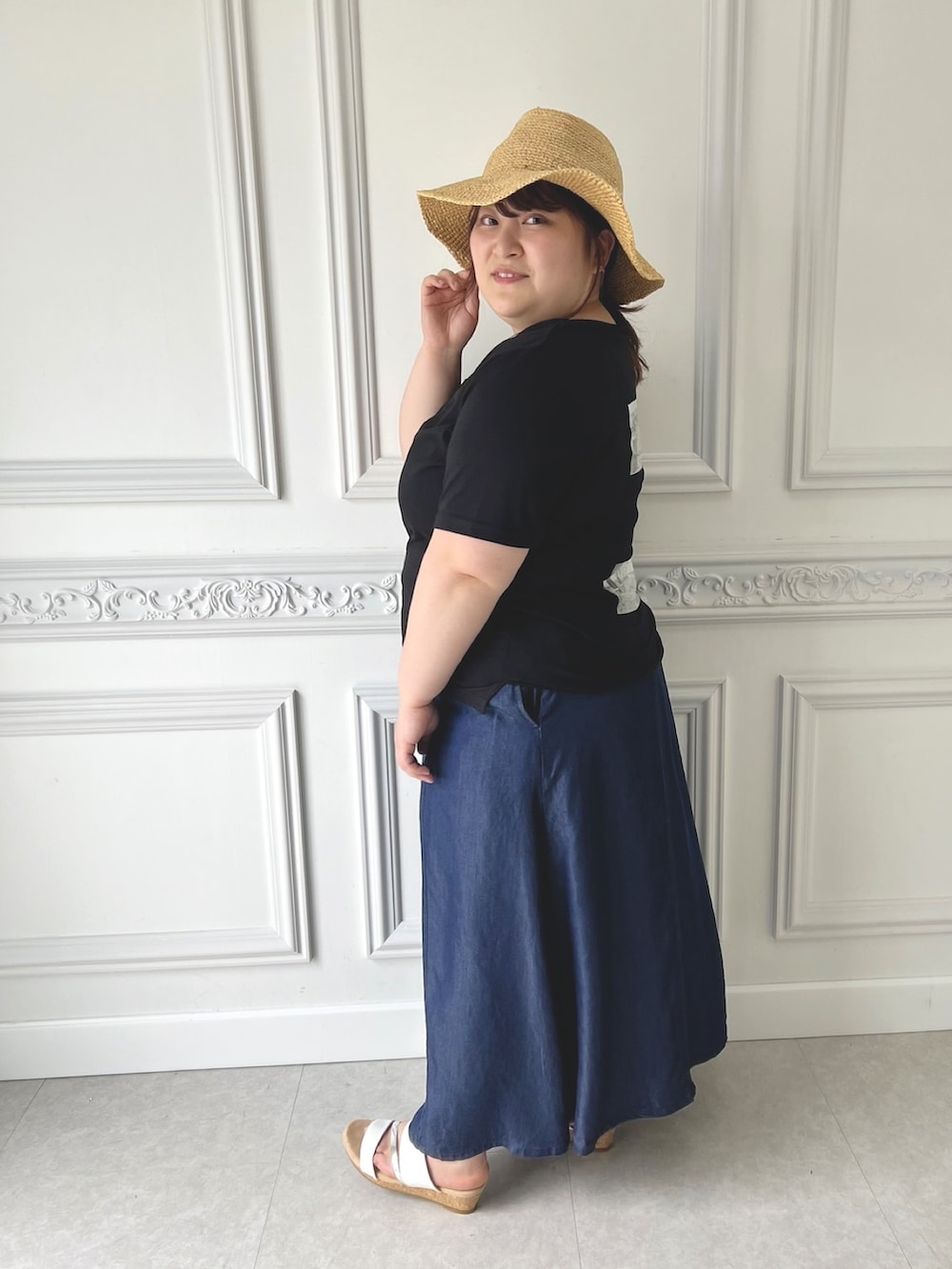 グレー系のTシャツ/カットソー、ブルー系のデニムスカート、ホワイト系のサンダルを着用したレディースの夏コーディネートの2枚目の写真