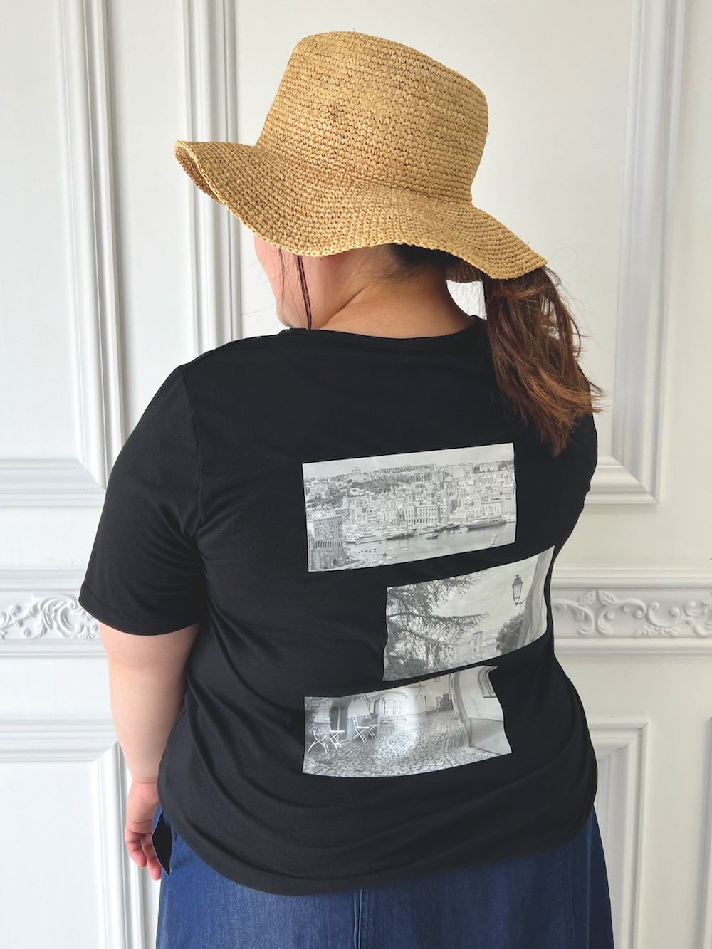 グレー系のTシャツ/カットソー、ブルー系のデニムスカート、ホワイト系のサンダルを着用したレディースの夏コーディネートの3枚目の写真