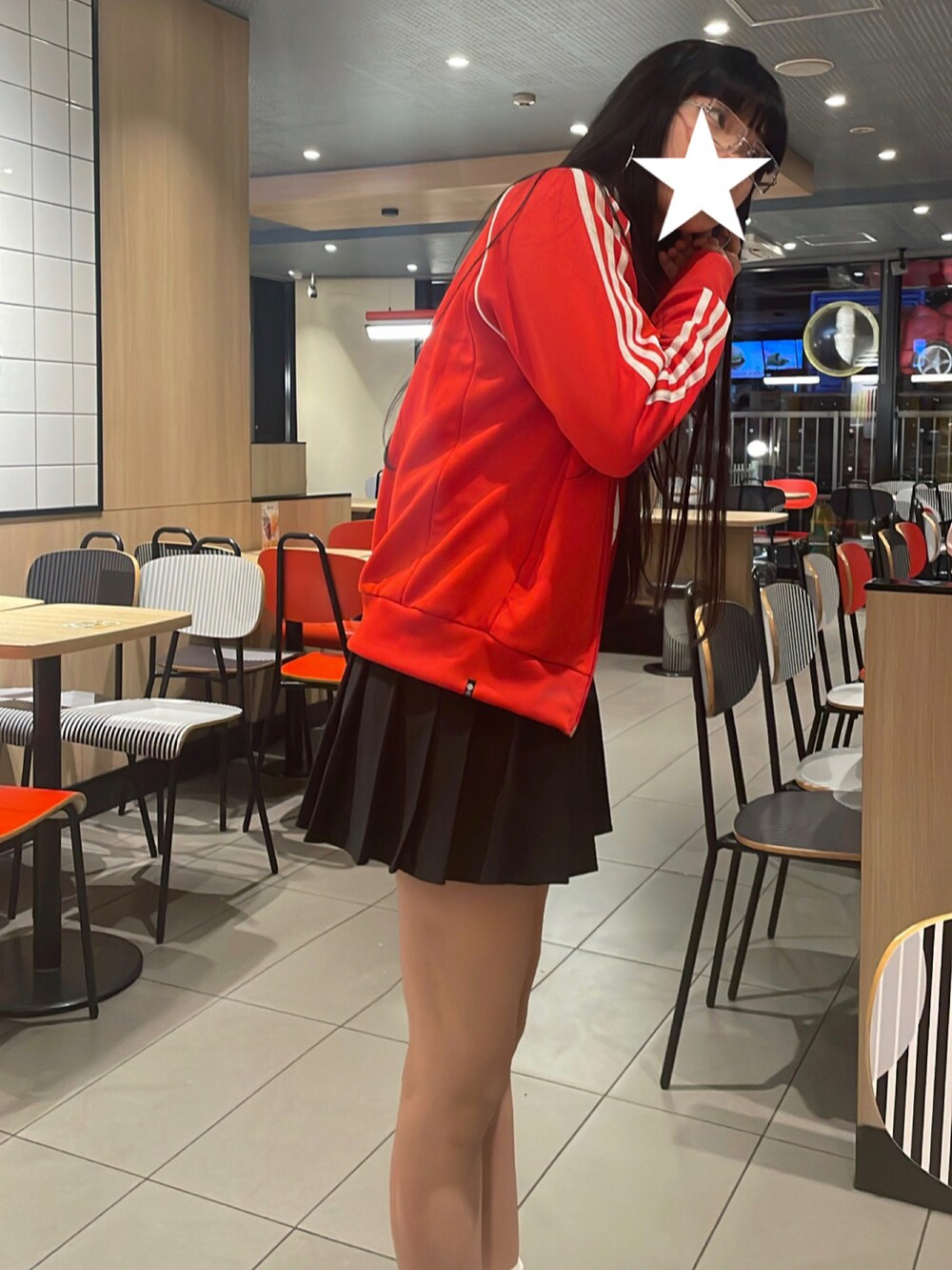 パープル系のトップス、ブラック系のスカート、ホワイト系のニット/セーターを着用したレディースの春コーディネートの2枚目の写真