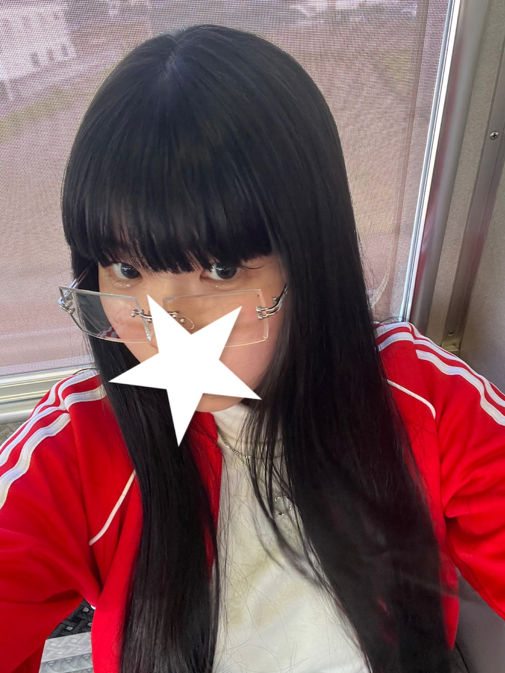 パープル系のトップス、ブラック系のスカート、ホワイト系のニット/セーターを着用したレディースの春コーディネートの3枚目の写真